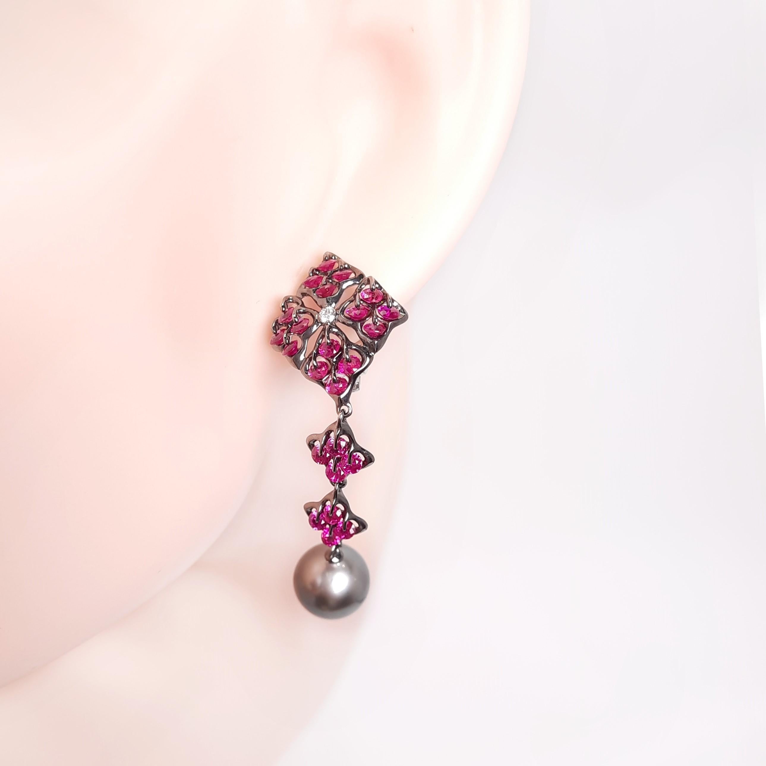 Moiseikin 18 Karat White Gold Ruby Tahiti Pearl Earrings In Excellent Condition For Sale In Hong Kong, HK