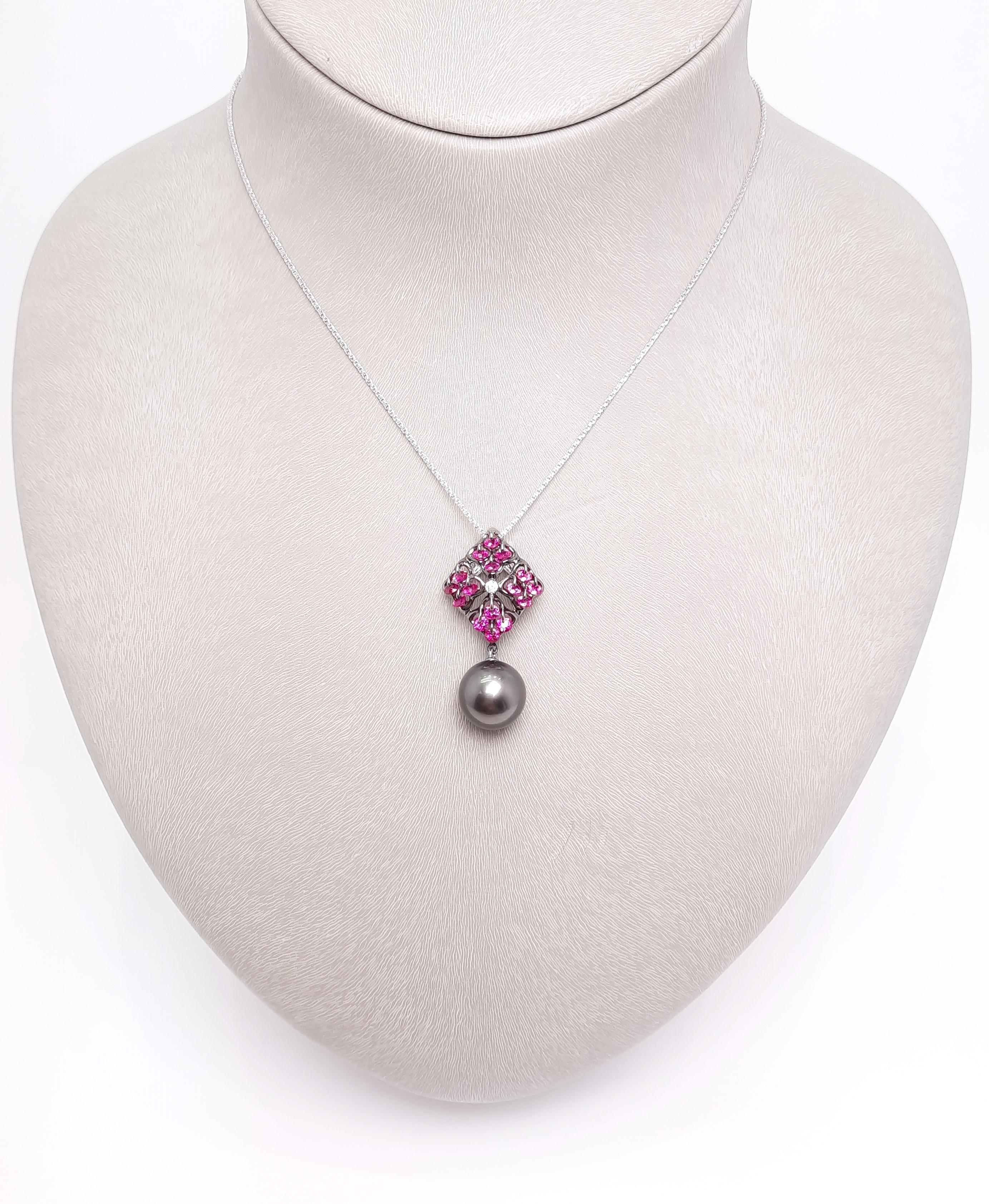 Moiseikin 18 Karat White Gold Ruby Tahiti Pearl Pendant with a Gift Chain In Excellent Condition In Hong Kong, HK