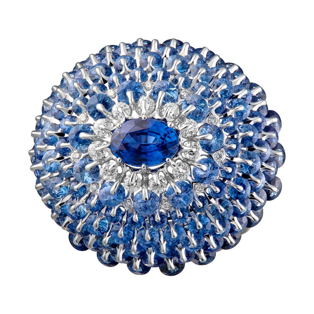 Un total de 8,615ct saphirs bleus sont conçus et montés selon une conception et une technologie de pointe. 

Inspirée par le bal dansant et la robe féminine de la dame, la bague en saphir de la collection 