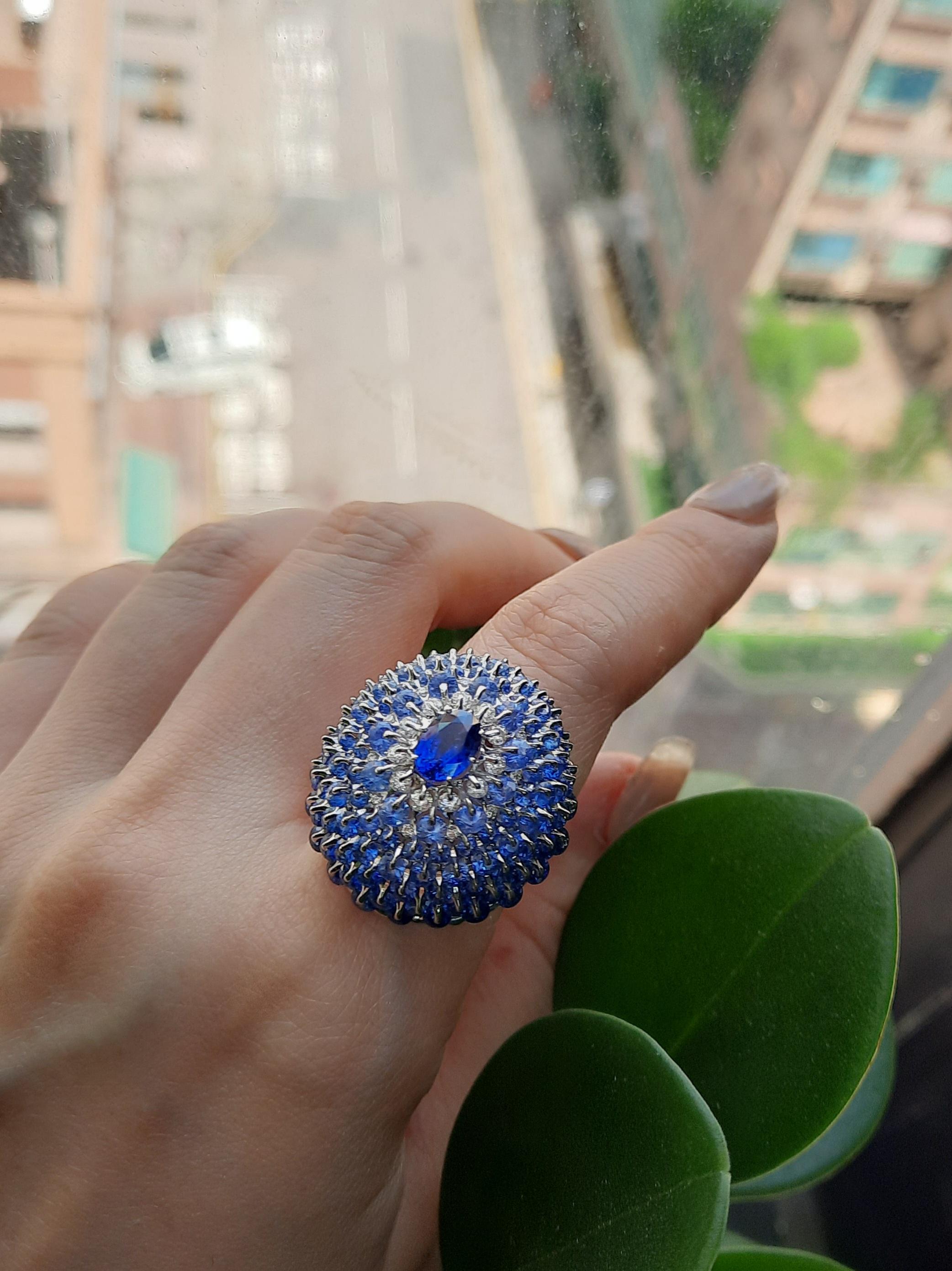 Taille ovale MOISEIKIN Bague cocktail saphir diamant en or blanc 18 carats en vente