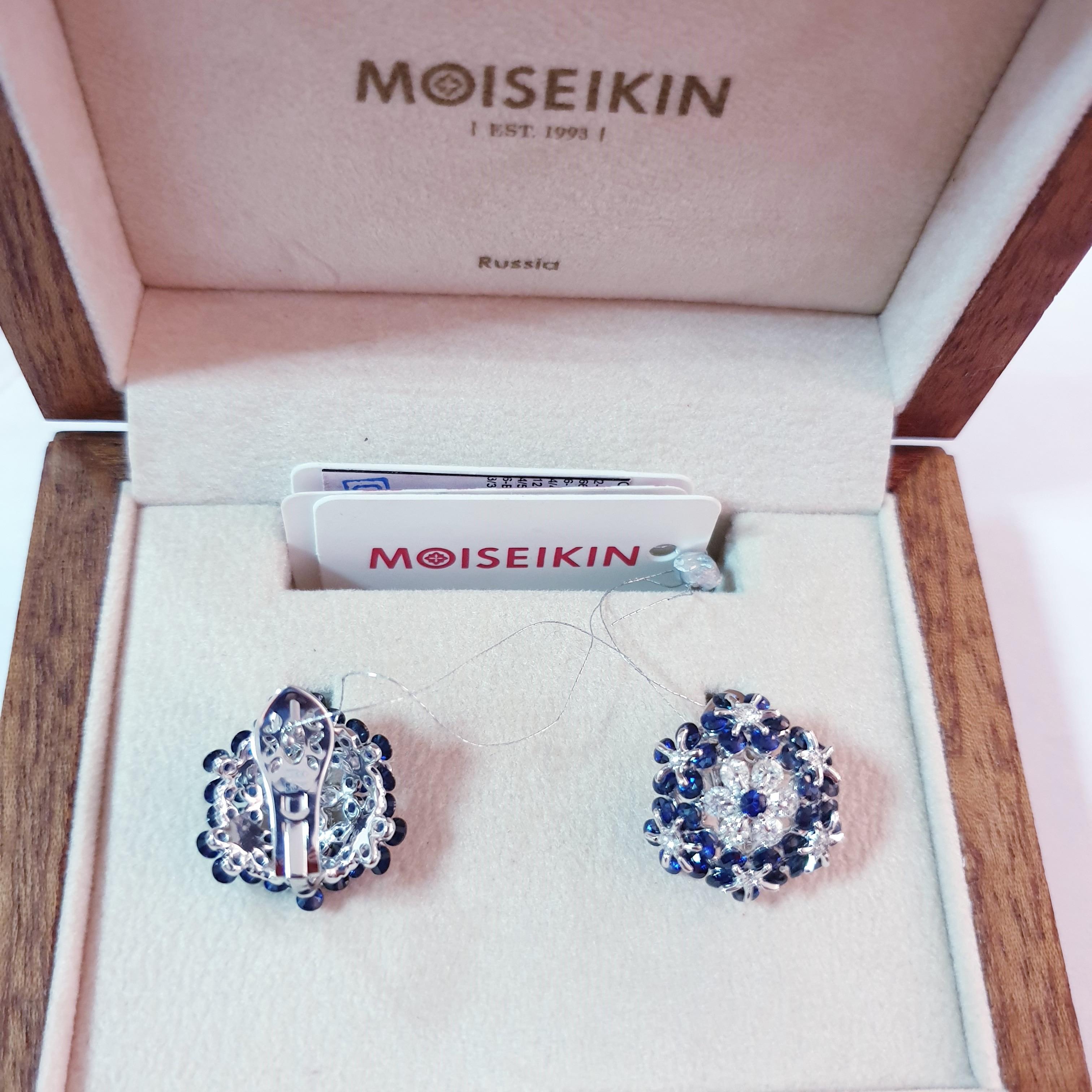 Réalisée à la perfection, la bague en saphir et diamant de la collection Tsvetodelika de MOISEIKIN est fabriquée avec...  Au total, 5,16 carats de saphirs bleus rayonnants taillés en diamant et 0,9 carat de diamants, dans lesquels les gemmes dansent