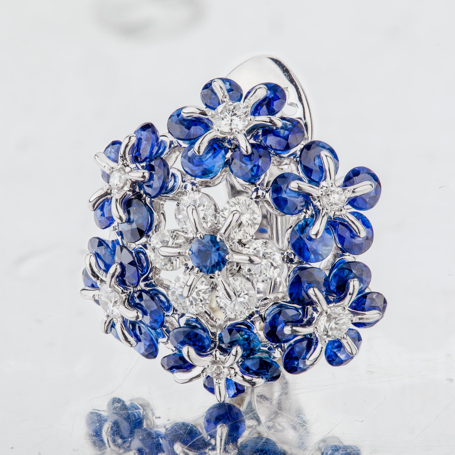 Gli zaffiri blu tagliati a diamante sono montati con cura in un delicato disegno a fiore, utilizzando una tecnologia innovativa. Ispirato a una graziosa ballerina, ogni gemma scintilla e danza  sulle orecchie senza che ci sia nulla da nascondere.