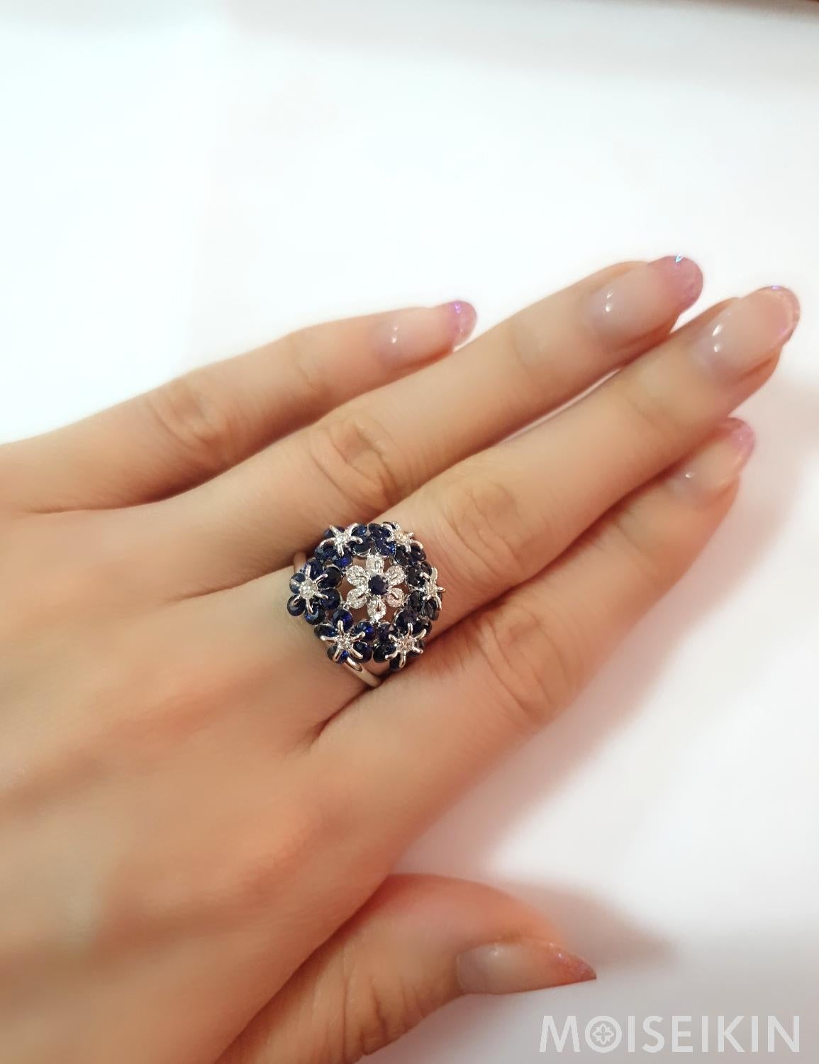 Round Cut MOISEIKIN 18 Karat White Gold Sapphire Diamond Fashion Ring For Sale