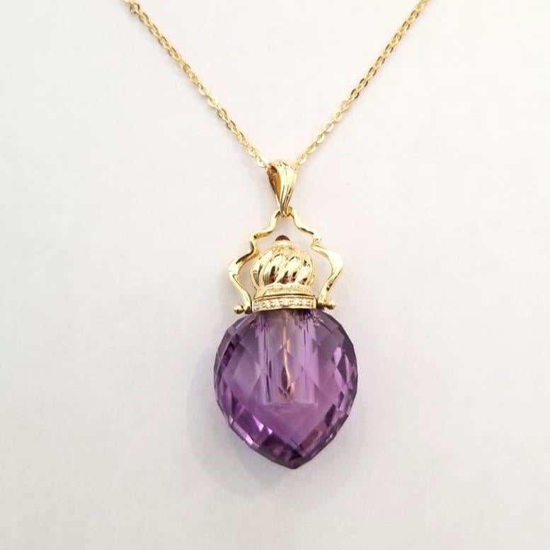 MOISEIKIN® invites you to a unique opportunity to keep your favourite scents at the very heart. Inspired by an ancient tradition, this precious pendant necklace has an elegant perfume bottle. The vivid natural amethyst vial is specially carved in