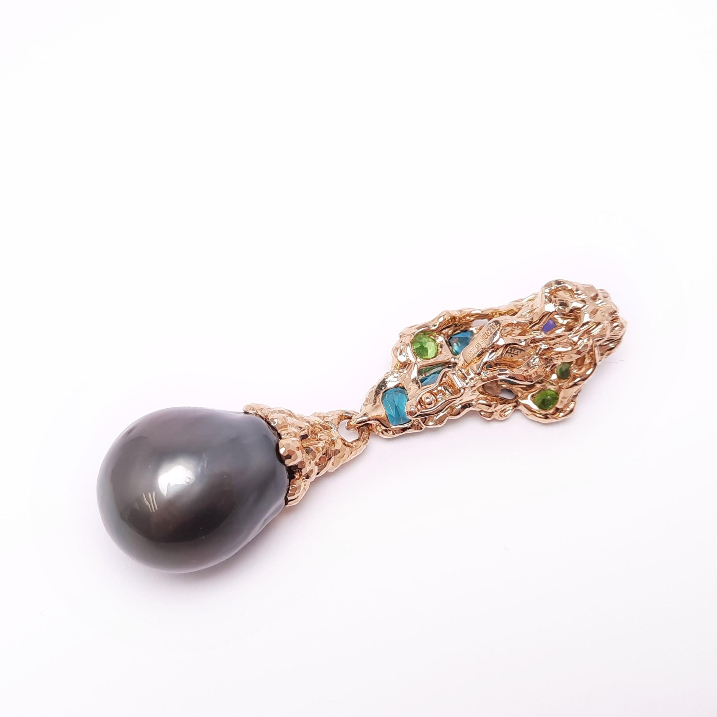 Contemporain Moiseikin Pendentif en or 18 carats avec diamants, perle baroque et pierre de couleur fantaisie en vente