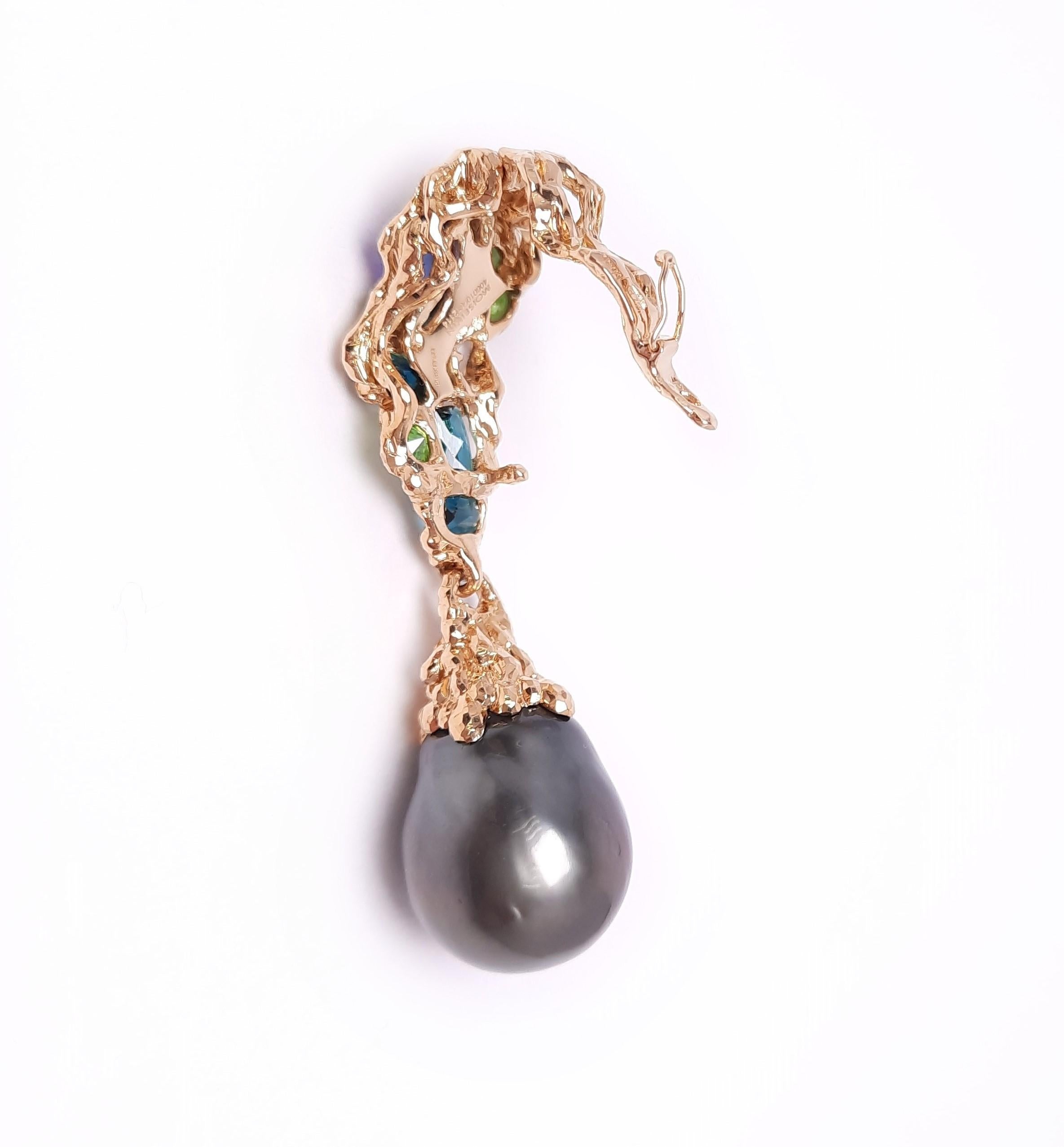 Taille ronde Moiseikin Pendentif en or 18 carats avec diamants, perle baroque et pierre de couleur fantaisie en vente