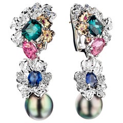 Moiseikin Boucles d'oreilles cocktail en or 18 carats avec diamants, tourmaline indigo, saphirs et perles