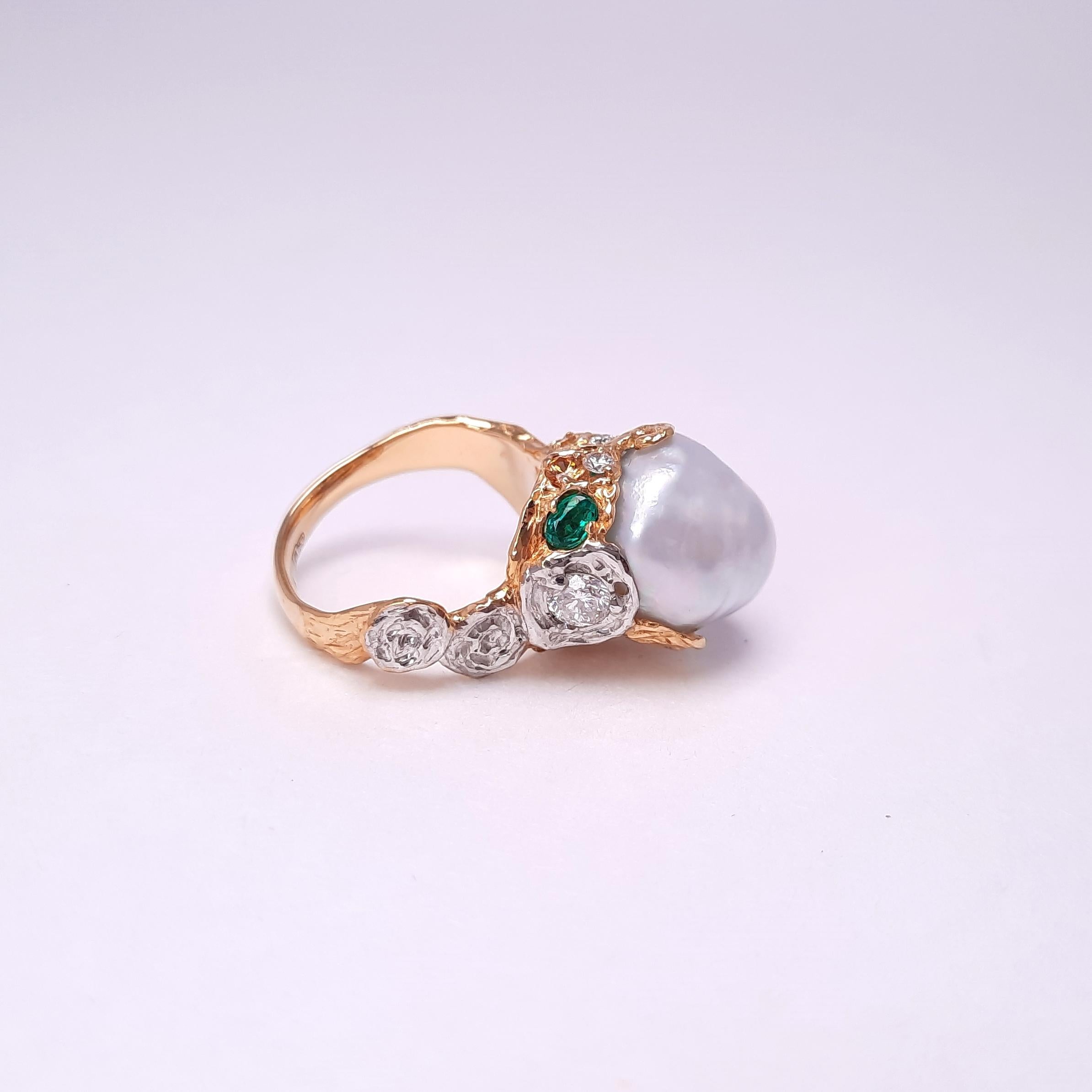 Moiseikin 18k Gold Keshi Perle Diamant Smaragd Demantoid Handgefertigter Ring (Ovalschliff) im Angebot