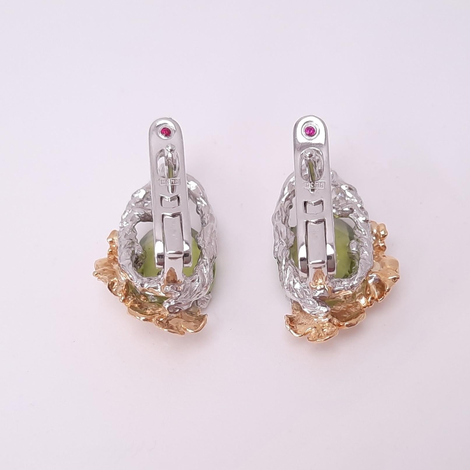 Taille ovale MOISEIKIN Boucles d'oreilles florales en or 18 carats avec péridot et diamant en vente