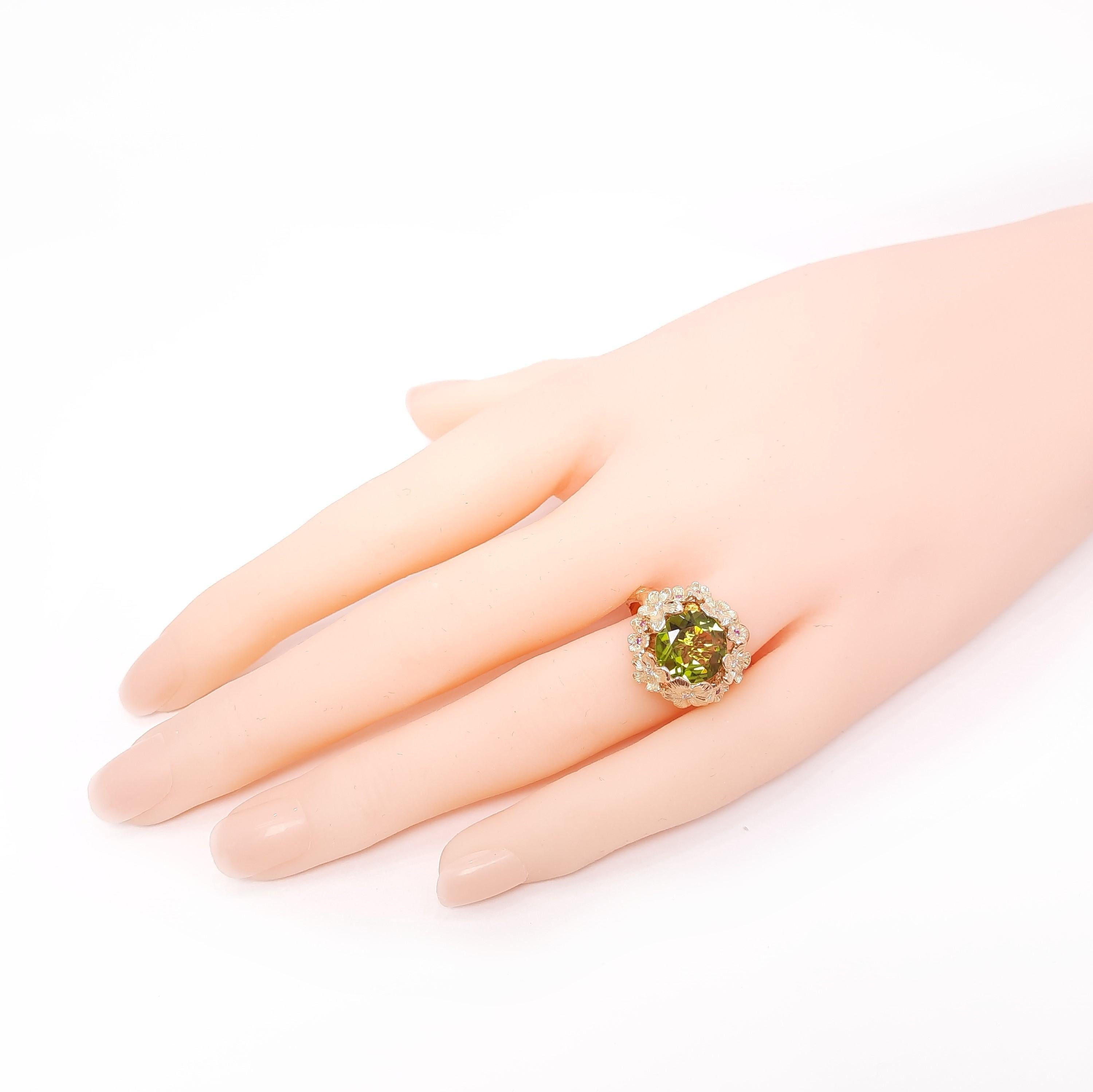 Moiseikin 18K Gold Peridot Diamond Floral Fashion Ring In New Condition For Sale In Hong Kong, HK