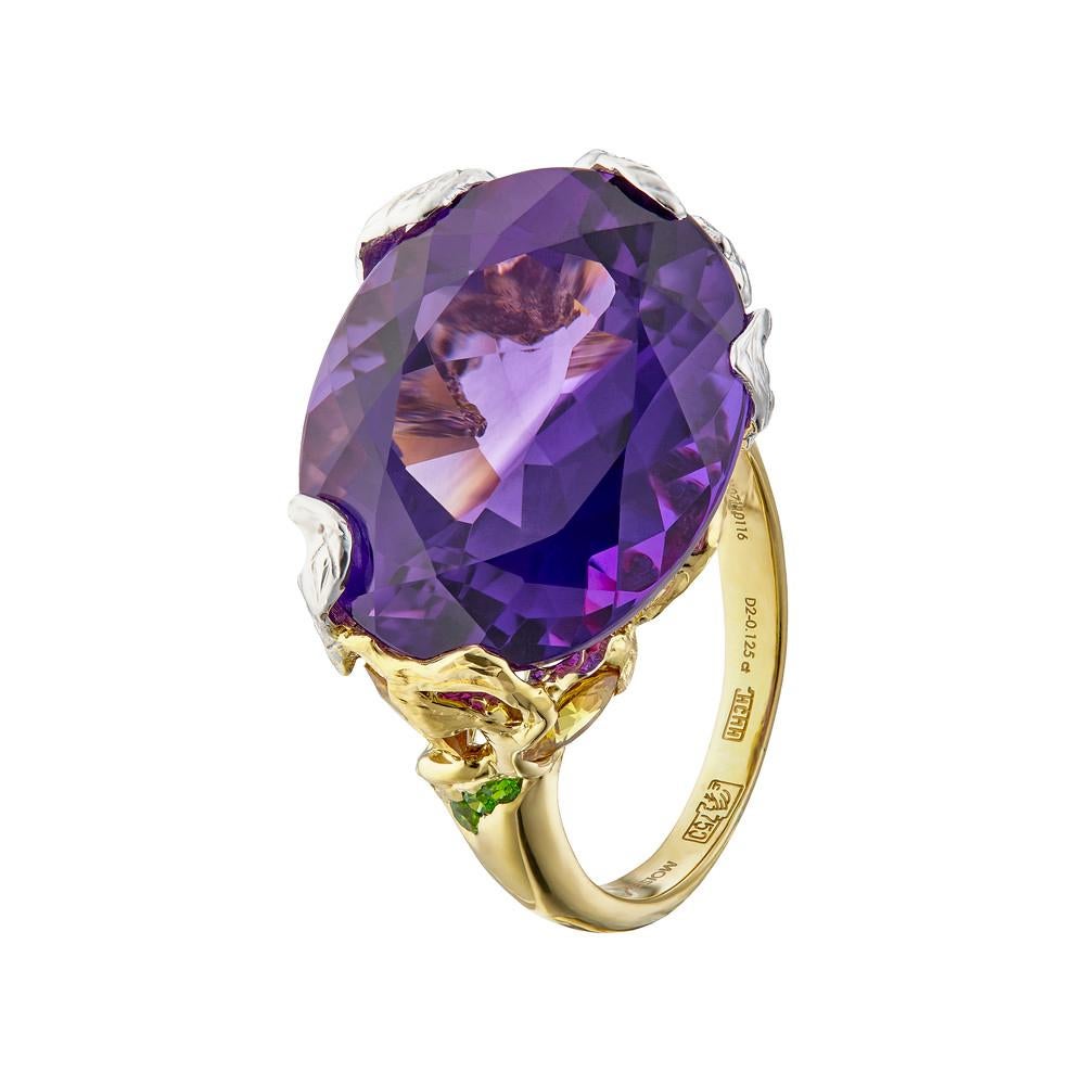 Inspiriert vom Impressionismus und den Gemälden Vincent Van Goghs schuf MOISEIKIN einen handgefertigten Ring mit Sternenmotiv aus Gold, Diamanten und einem sibirischen Amethyst, einem Demantoid-Granat und einem Fancy-Saphir. Die farbenfrohen,