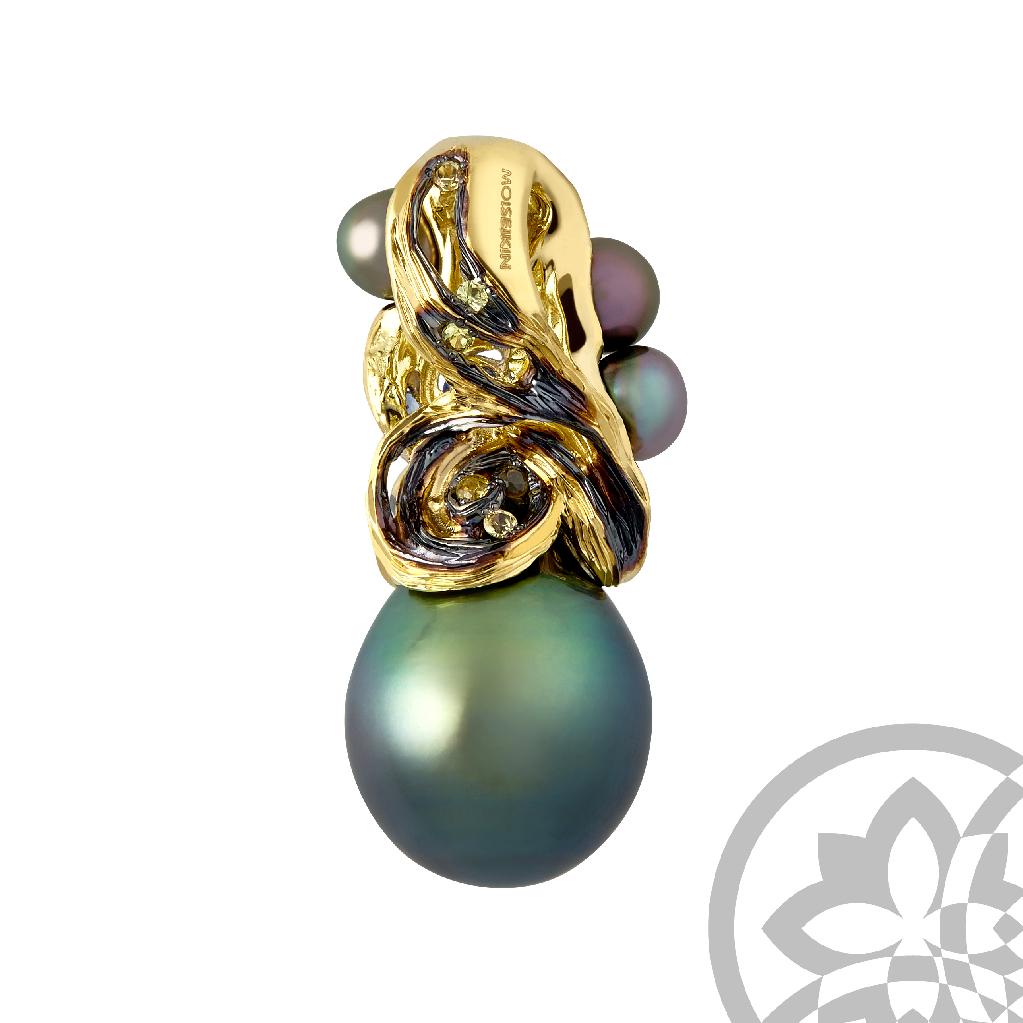 Inspired by starry night painting by Van Gogh, MOISEIKIN®　has created an aesthetic pendant in individual and impressionism style. Lustrous Tahitian pearl appears as a calming moon in swirling night sky and vibrant blue sapphire and lively unique