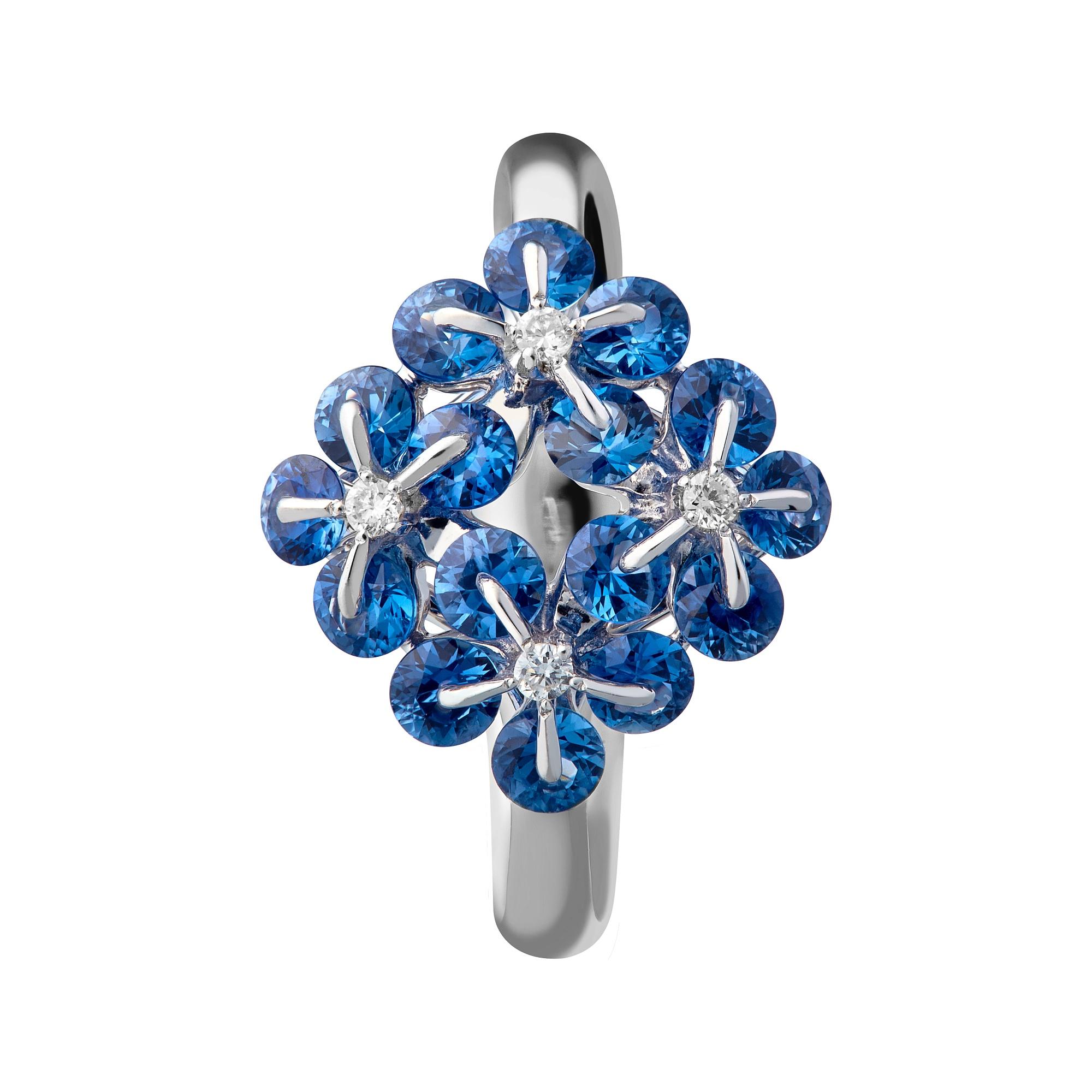 Die innovative russische Fassung Waltzing Brilliance haucht einem Schmuckstück Leben ein und macht den Ring luftiger und funkelnder!
Blaue Saphire im Diamantschliff sind in ein zartes Blumendesign gefasst. Dank der Innovation zittern und drehen sich