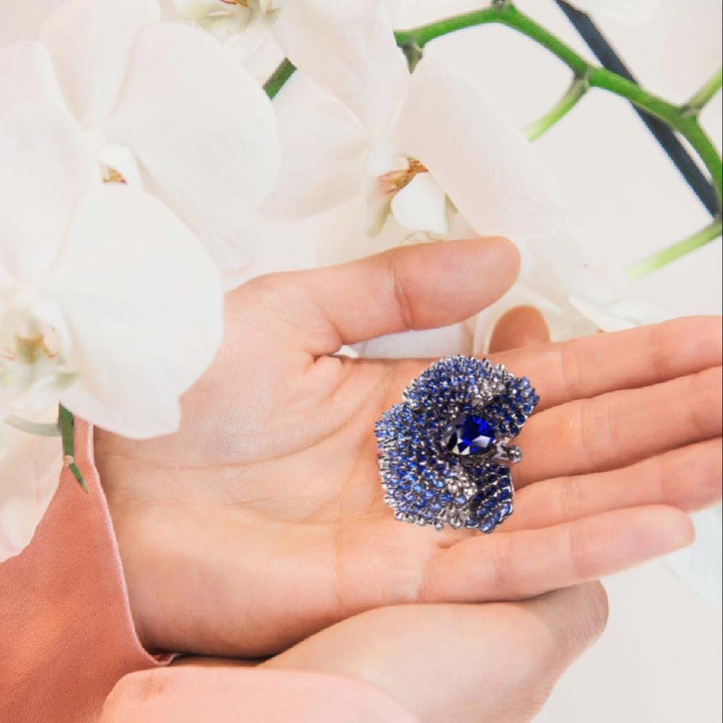 Moiseikin Orchideenbrosche, 18 Karat Weißgold 3,43 Karat königsblauer Sri Lanka Saphir Damen im Angebot