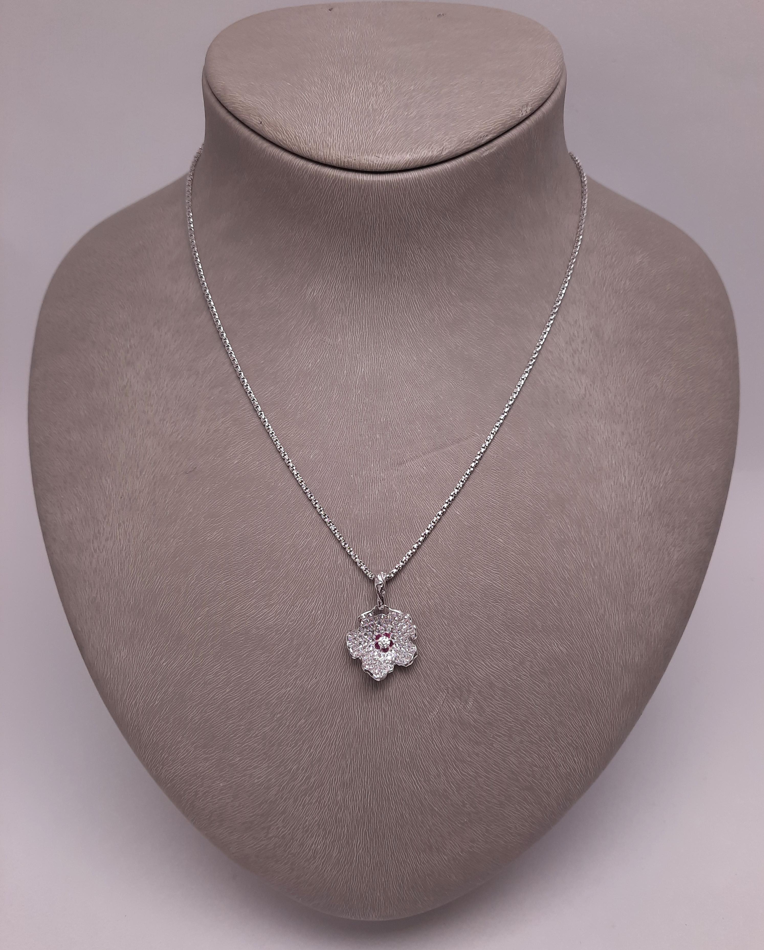 Taille ronde Moiseikin Pendentif fleur en or blanc 18 carats et diamants en vente