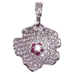 Moiseikin Pendentif fleur en or blanc 18 carats et diamants