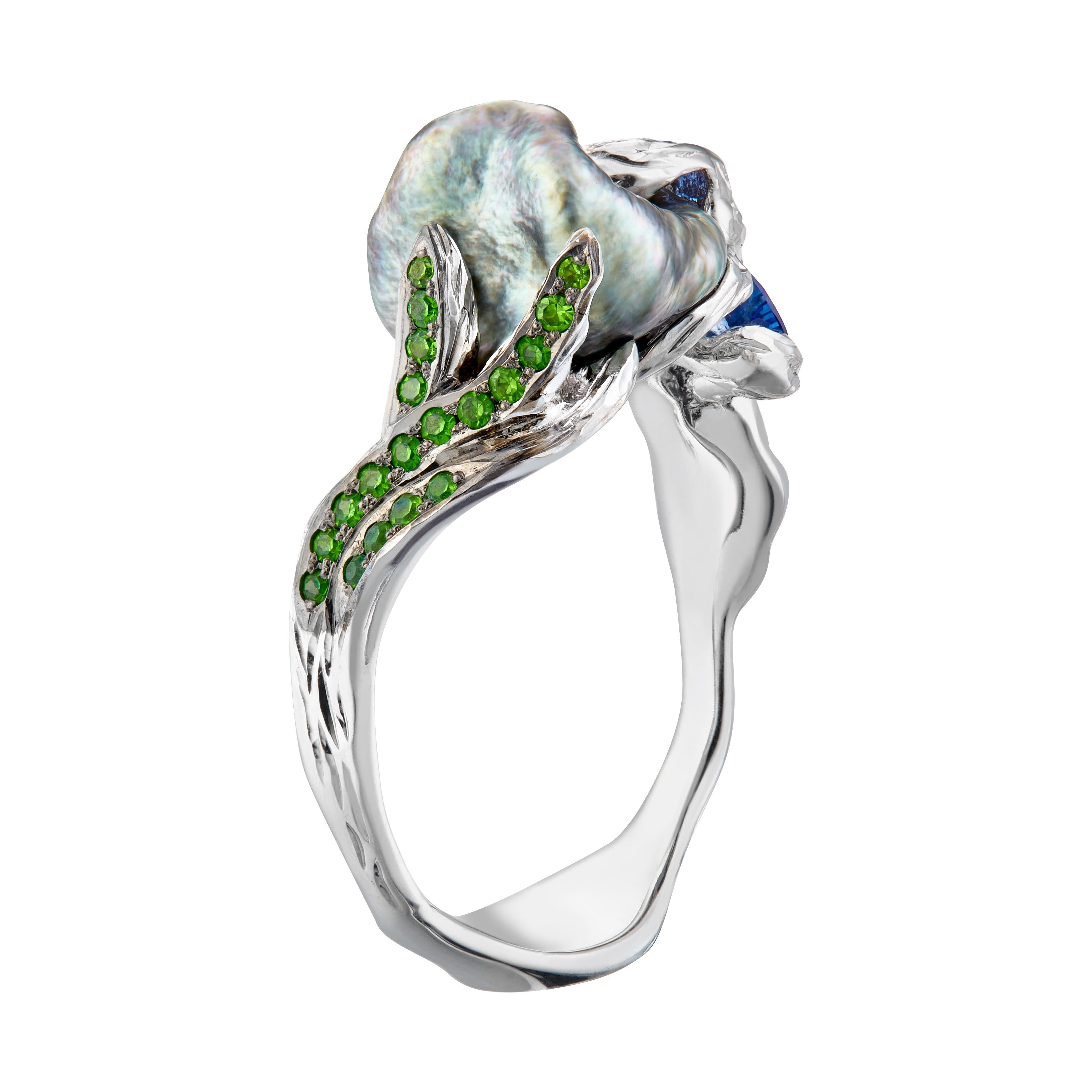 Inspired by impressionism and starry night painting by Van Gogh, MOISEIKIN created a lively  ring with unique form of Tahiti keshi pearl and night sky blue sapphire. Swirling sky is well expressed on the ring using skilful carving technique and