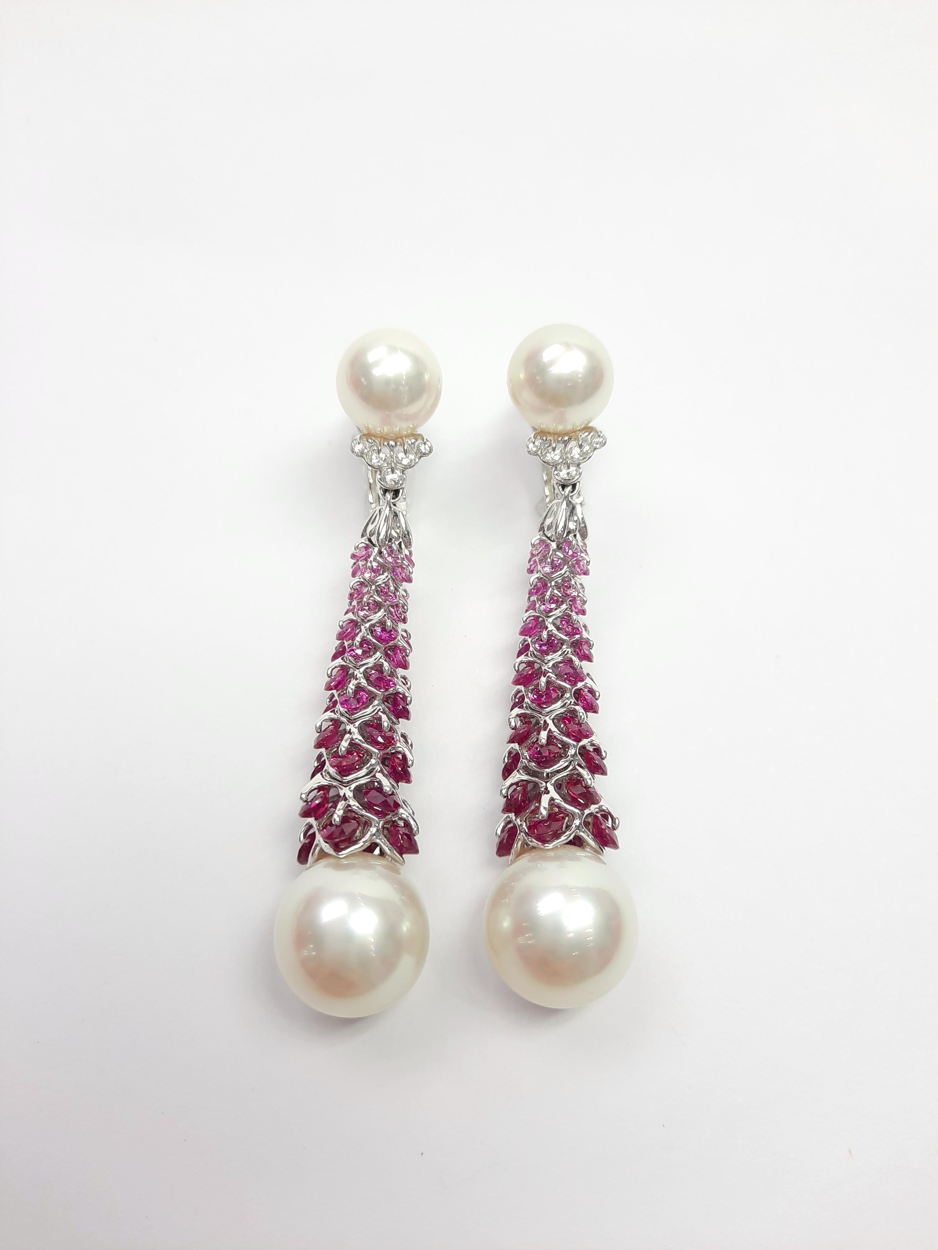 Questo  Gli esclusivi orecchini da cocktail di MOISEIKIN sono realizzati con una perfetta graduazione di diamanti, zaffiri rosa e rubini, tutti tagliati con sfaccettature di diamante. Le sfumature rosa delle perle Akoya e delle perle dei mari del