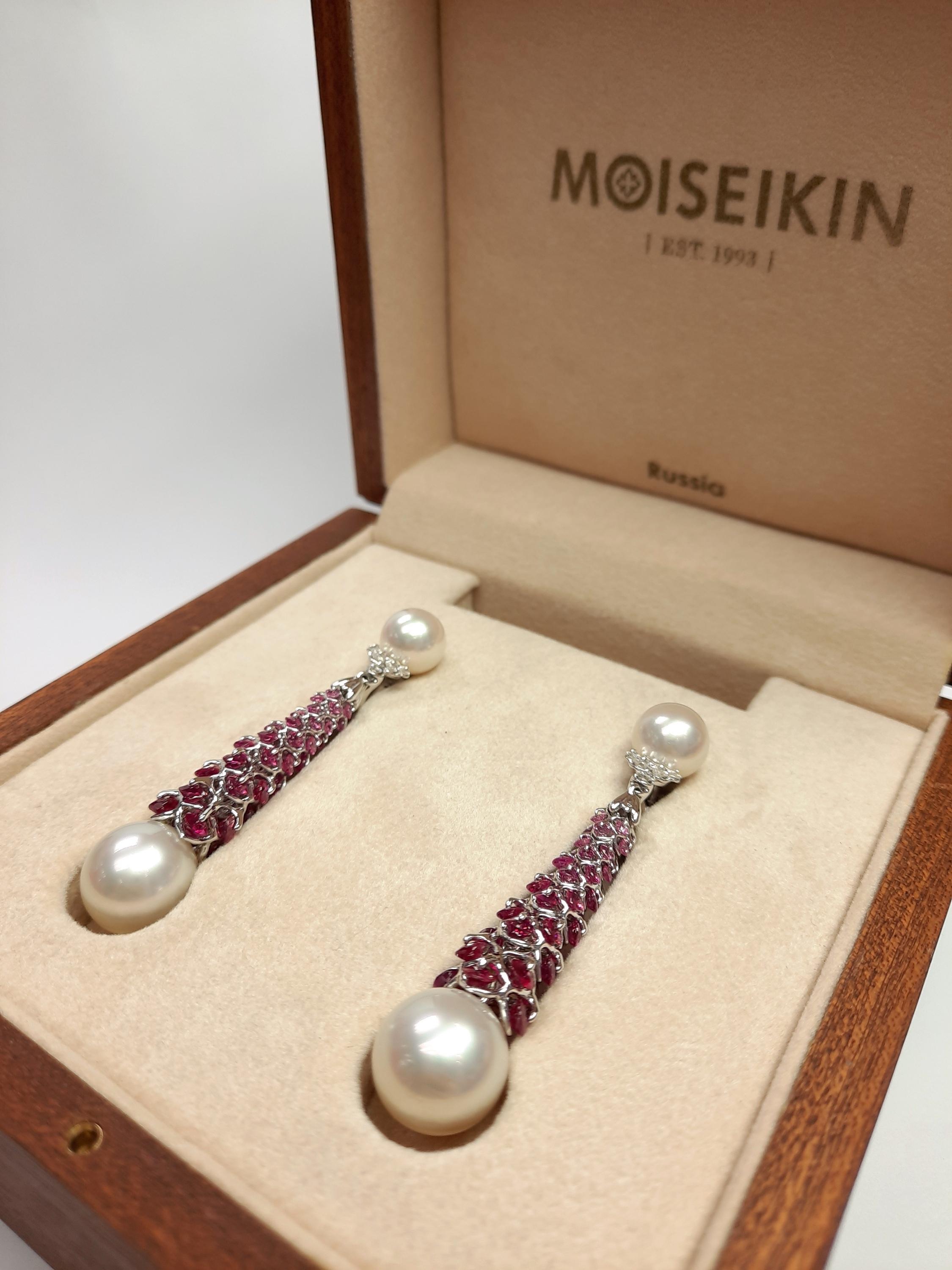 Taglio rotondo Orecchini da cocktail con perle e zaffiri in oro bianco 18 carati Moiseikin in vendita