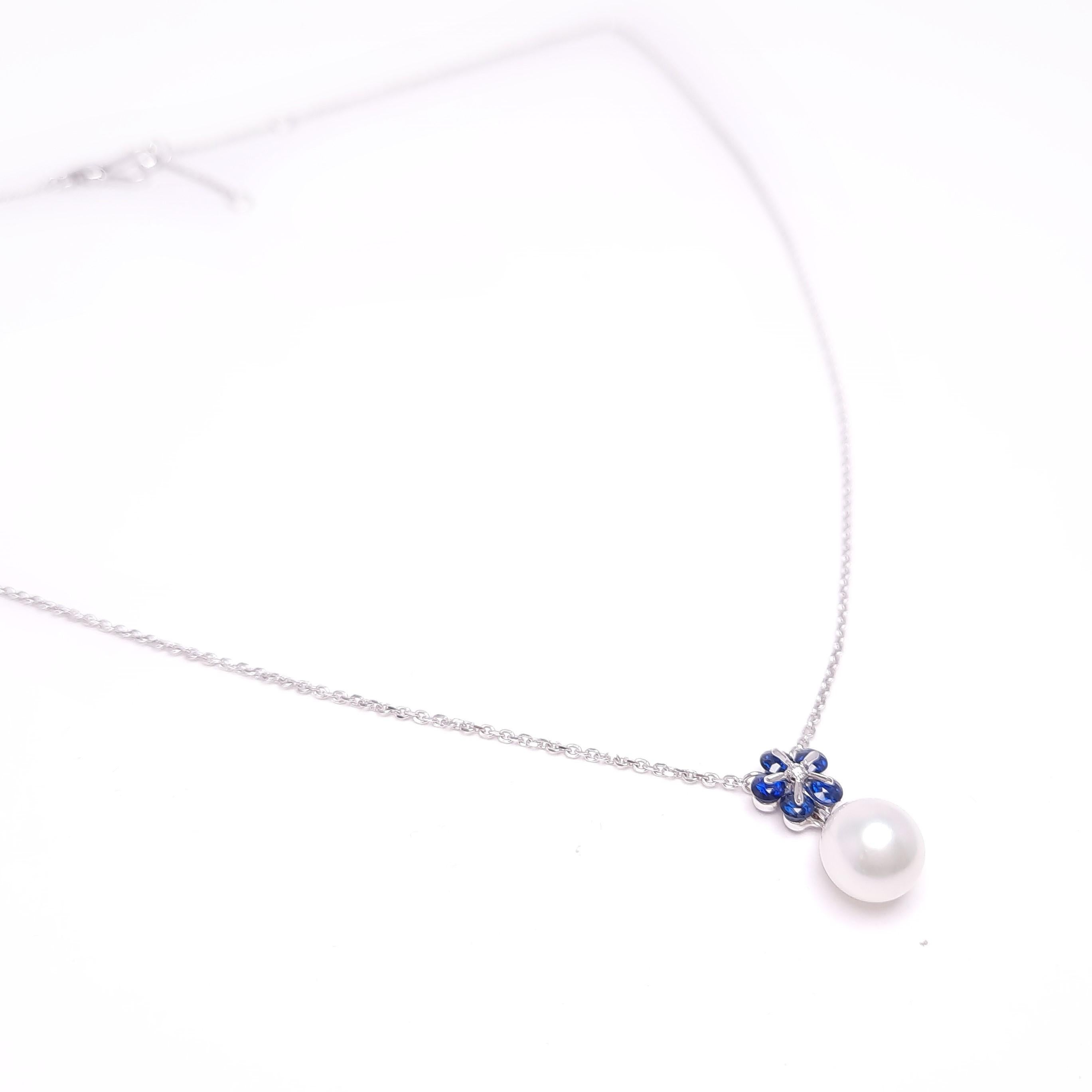 Contemporain MOISEIKIN Collier fleur Akoya en or blanc 18 carats avec saphirs et perles, promotion en vente