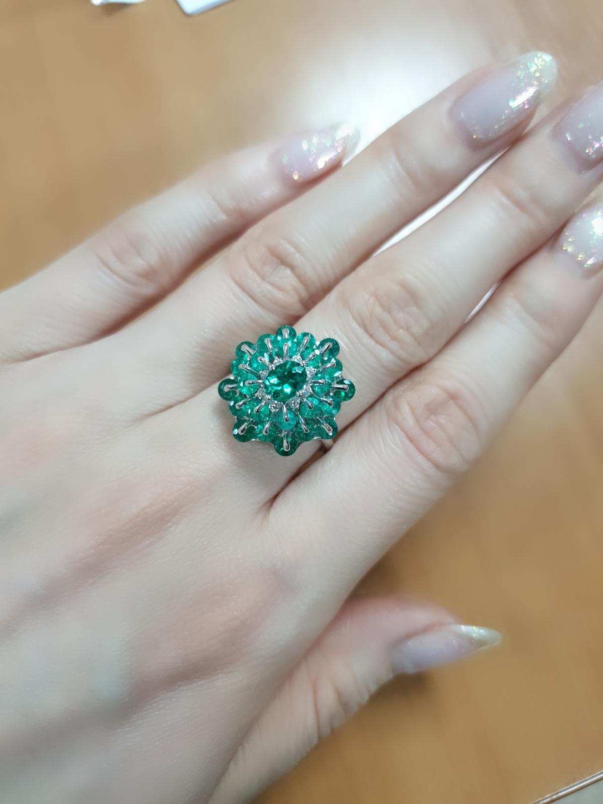 Moiseikin 18 Karat Weißgold 2,50 Karat Smaragdring im Angebot 2