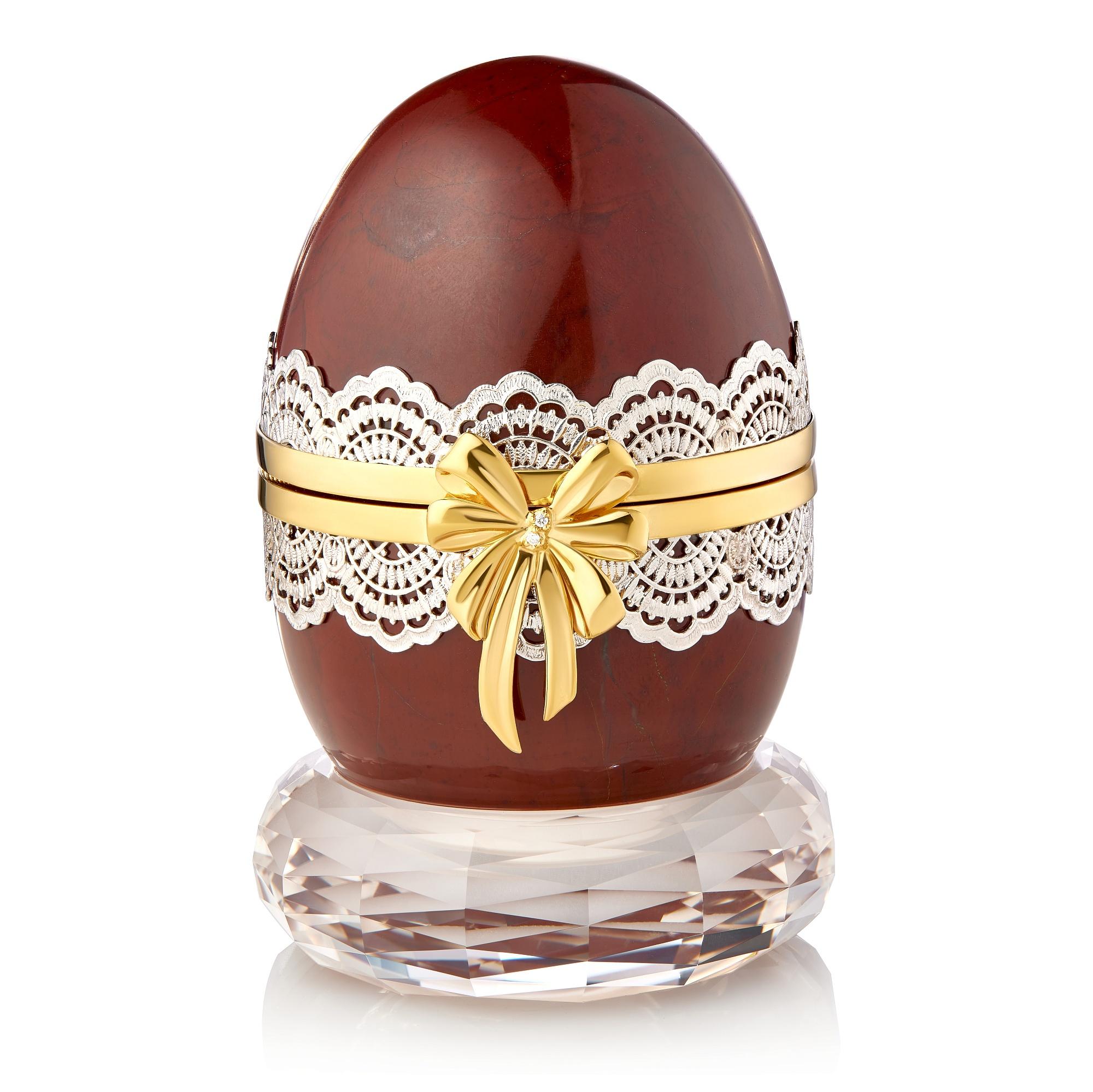 Le superbe œuf de Pâques en argent plaqué or de MOISEIKIN est une miniature inspirante et enchanteresse à préparer pour les fêtes de Pâques de cette année. 

Cet œuf de Pâques orné est soigneusement sculpté dans du jaspe naturel et orné d'un délicat
