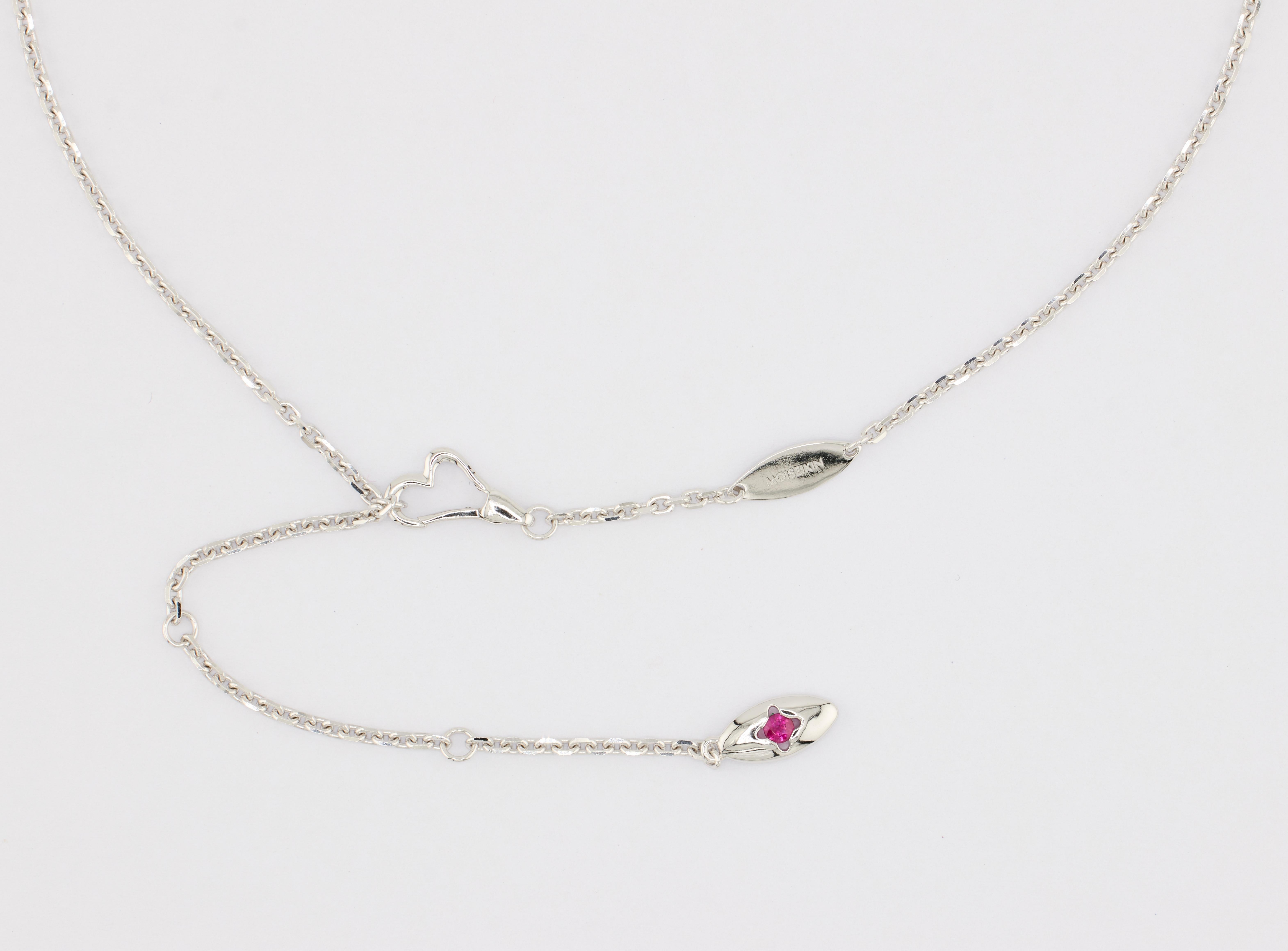 
La tsavorite et les saphirs dorés, taillés en diamant, dansent harmonieusement sur la scène aérienne, créant une lueur magique comme si elle reflétait la valse de la chaleur post-estivale et de la brillance de l'automne. Les tsavorites verts font