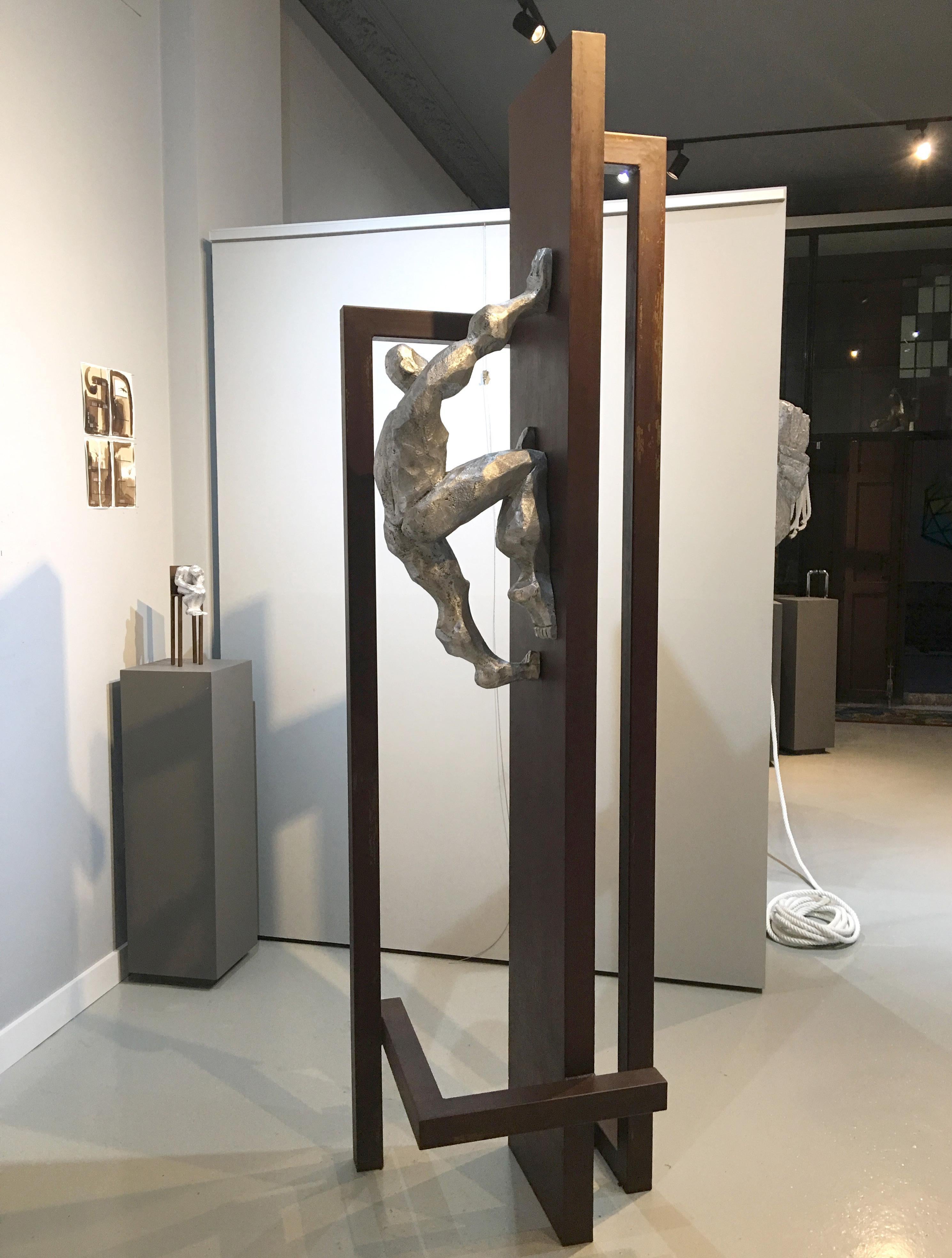 Große abstrakte Herren-Skulptur aus braunem, rostfarbenem Metall und Silber-Aluminium für den Innen- und Außenbereich