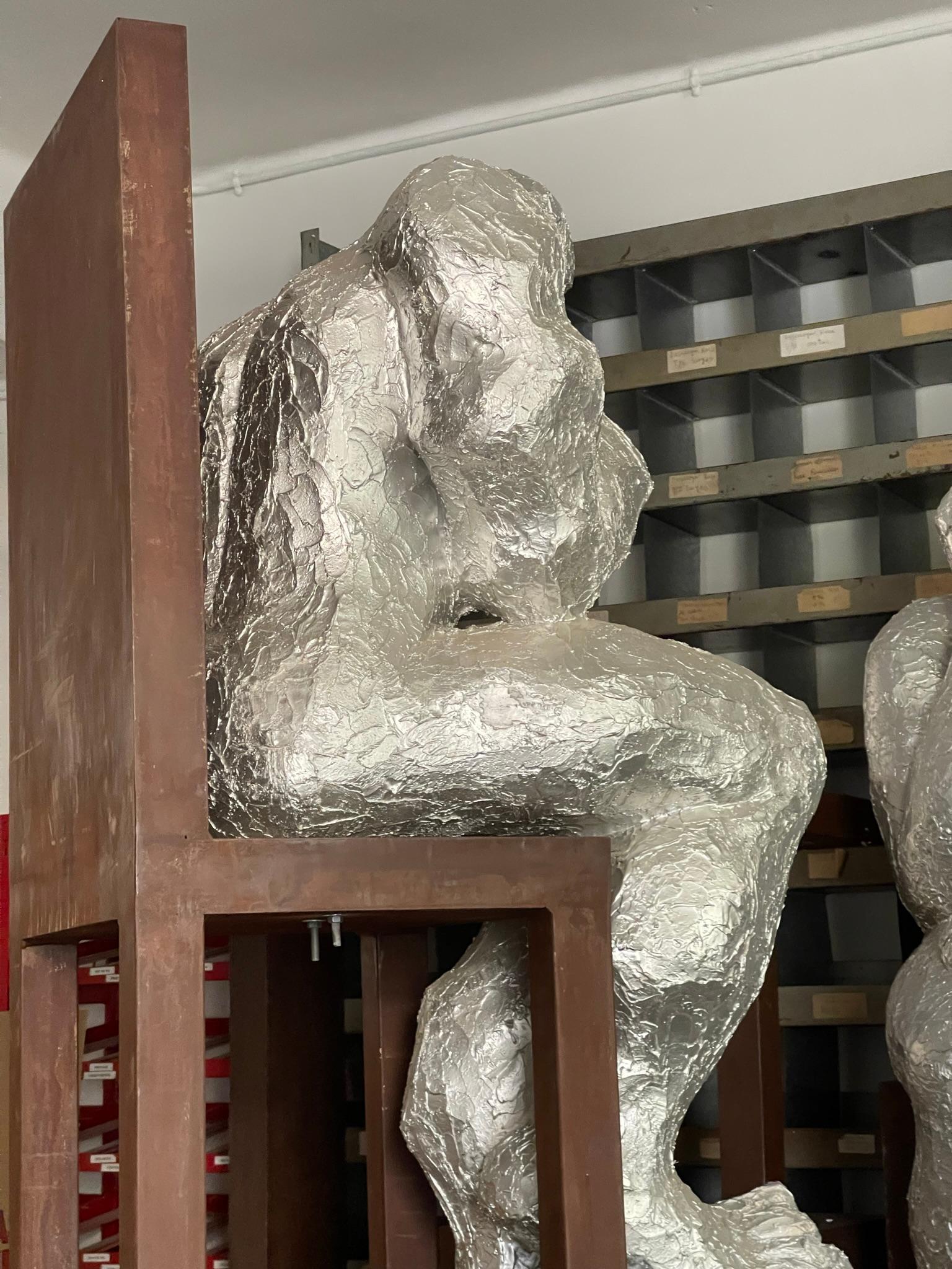 Grande sculpture abstraite pour hommes en métal rouillé brun et résine argentée pour l'intérieur et l'extérieur en vente 10