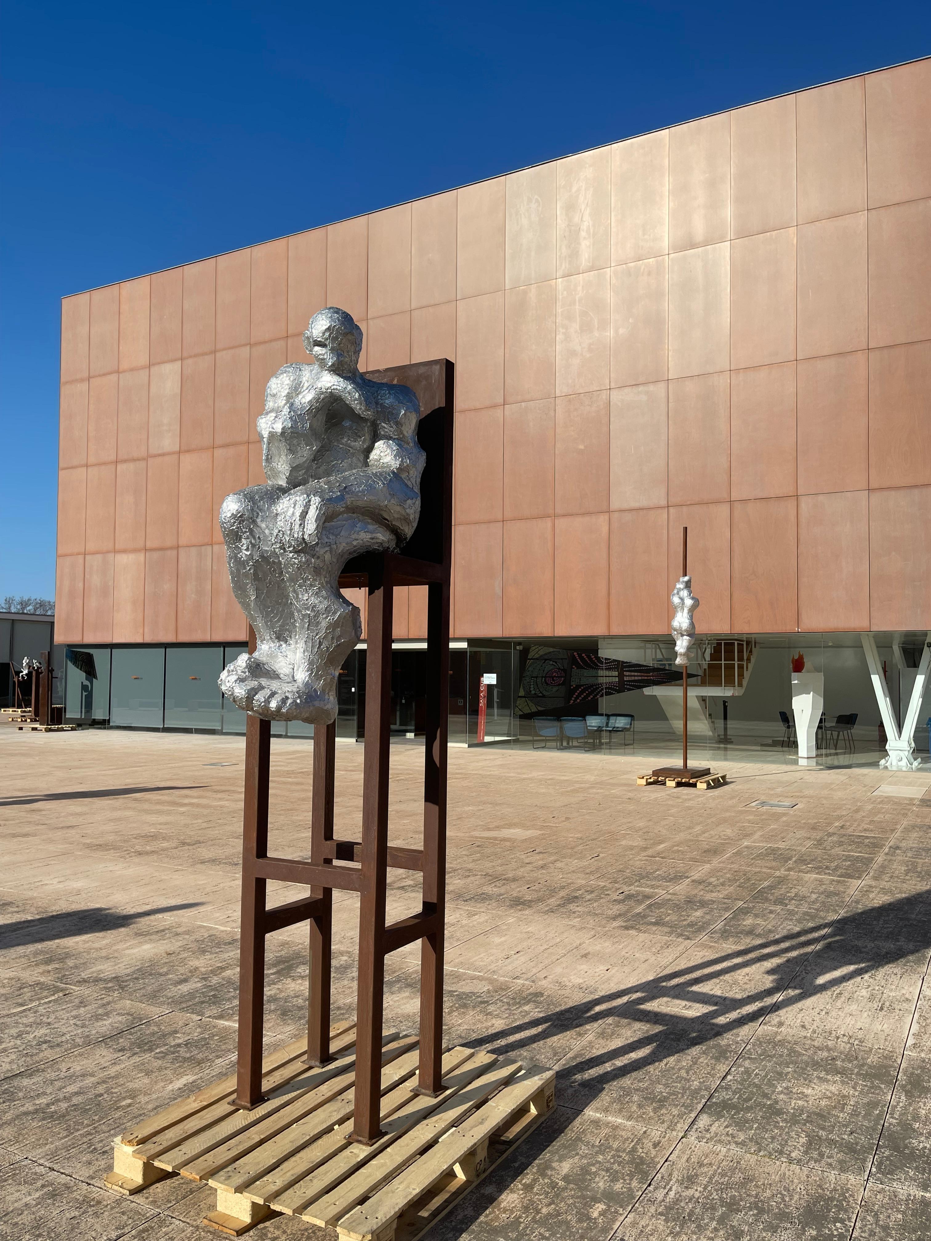 Grande sculpture abstraite pour hommes en métal rouillé brun et résine argentée pour l'intérieur et l'extérieur - Art de Moisés Gil