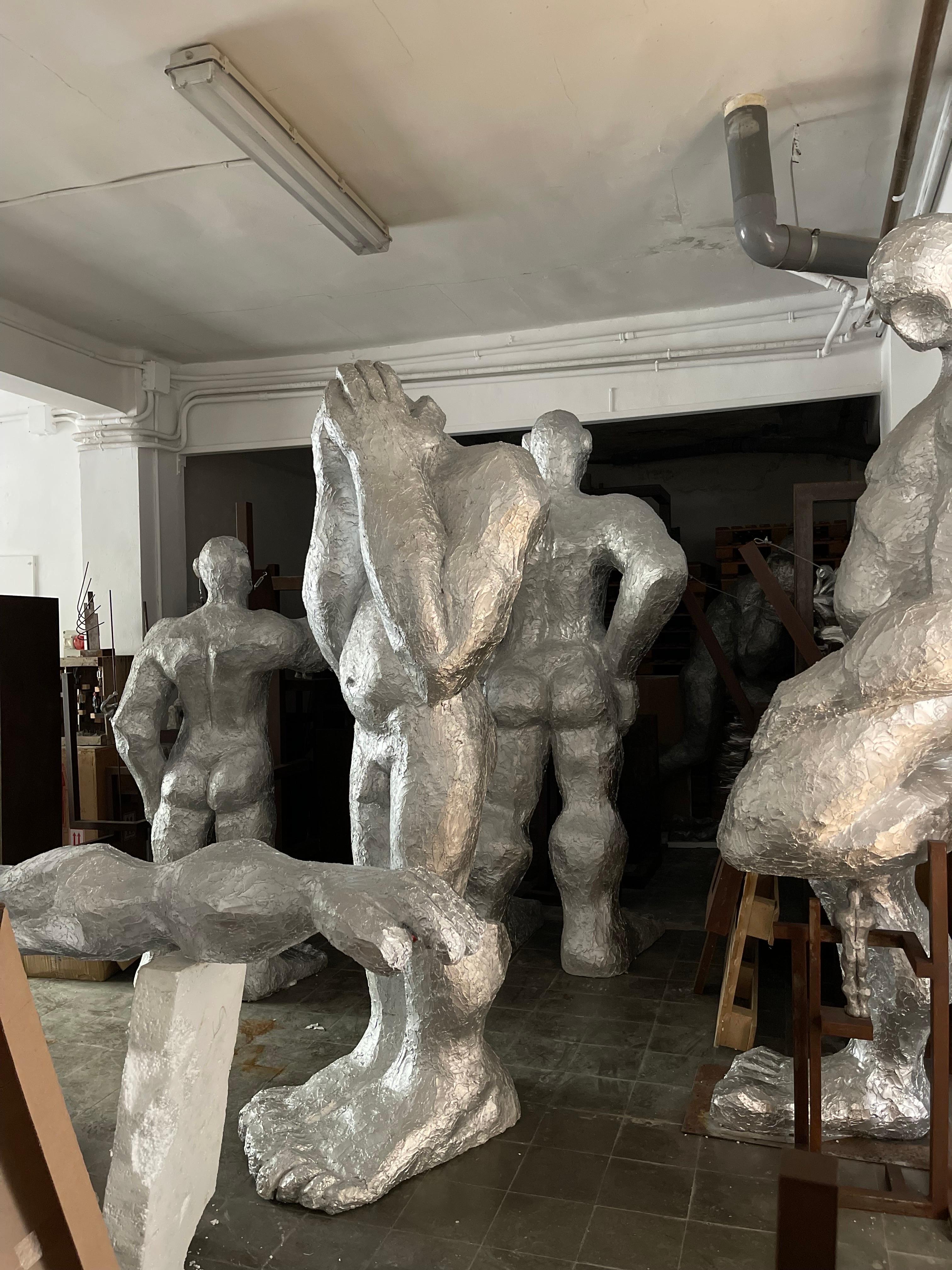 Grande sculpture abstraite en résine argentée pour homme, intérieur/extérieur en vente 7