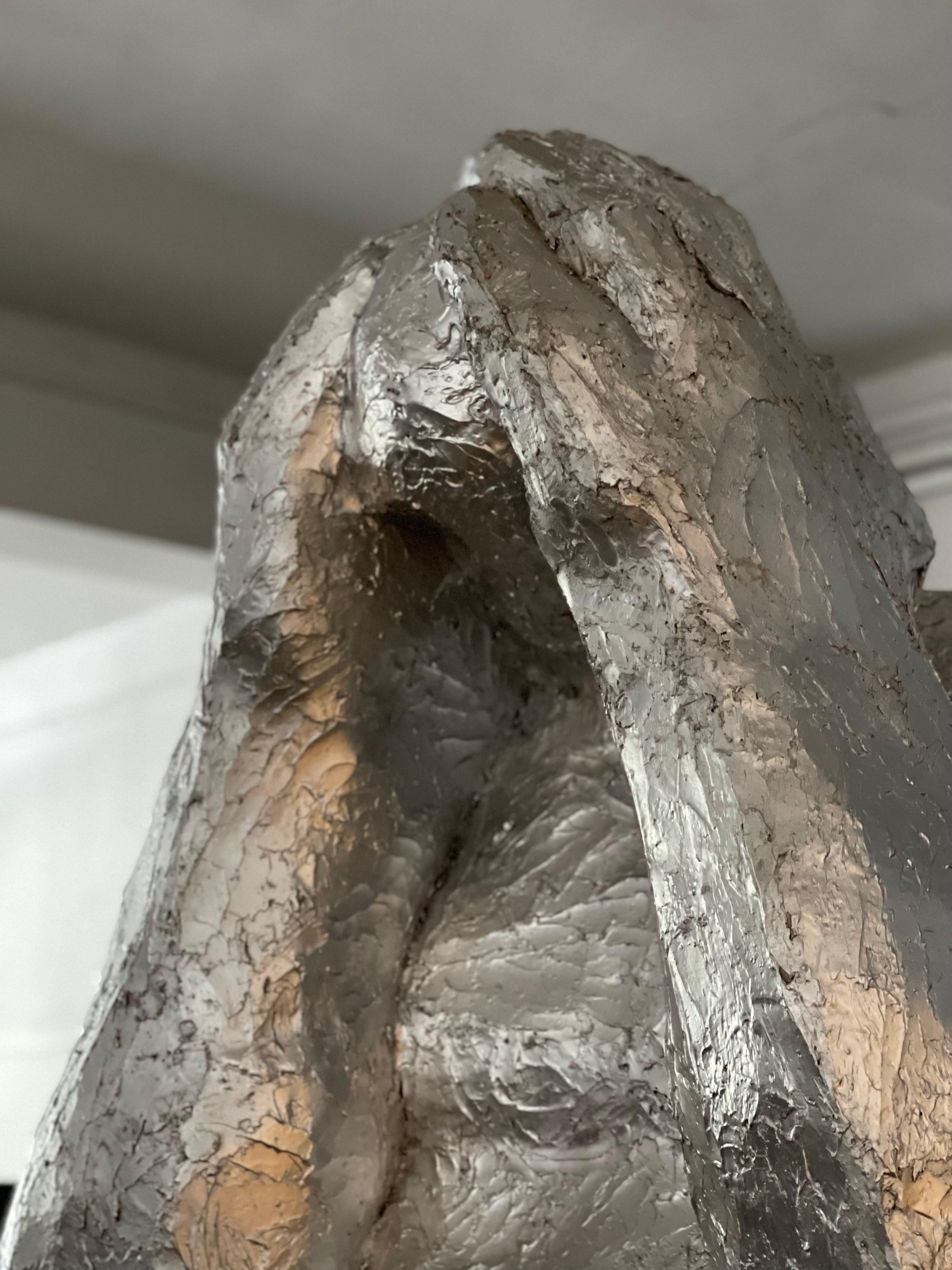 Abstrakte Herren-Skulptur Silberharz-Skulptur für den Innen- und Außenbereich (Zeitgenössisch), Art, von Moisés Gil
