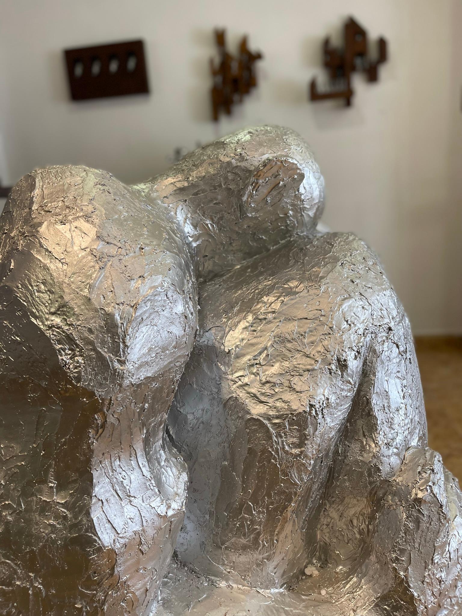 Uomo astratto Scultura grande in resina argentata per interni/esterni - Art Contemporaneo di Moisés Gil