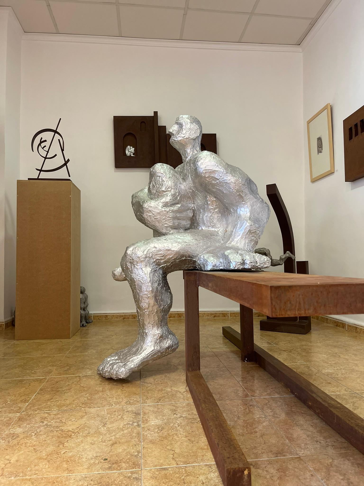 Grande sculpture abstraite en résine argentée pour homme, intérieur/extérieur en vente 1