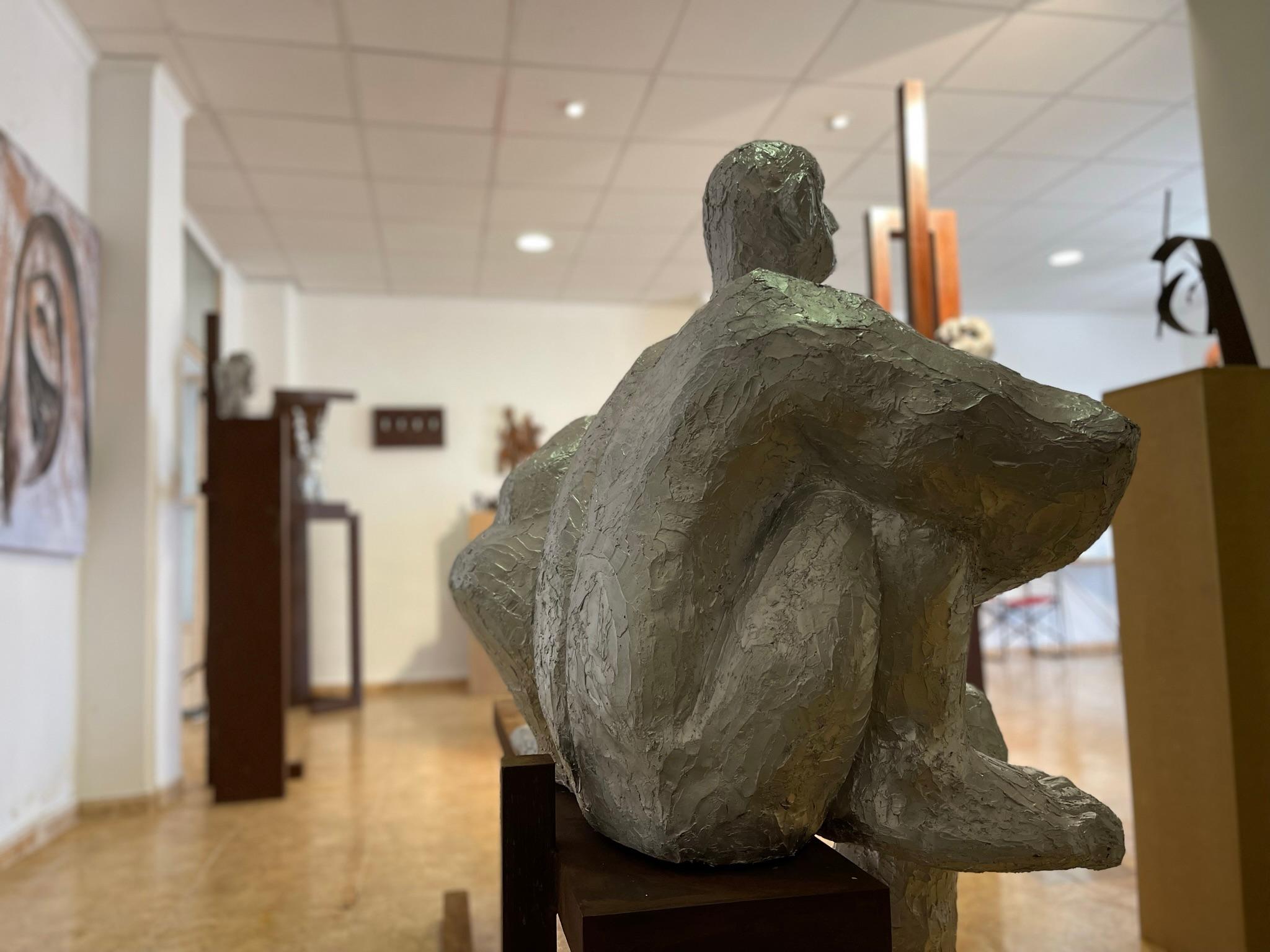 Abstrakte Herren-Skulptur Silberharz-Skulptur für den Innen- und Außenbereich im Angebot 3