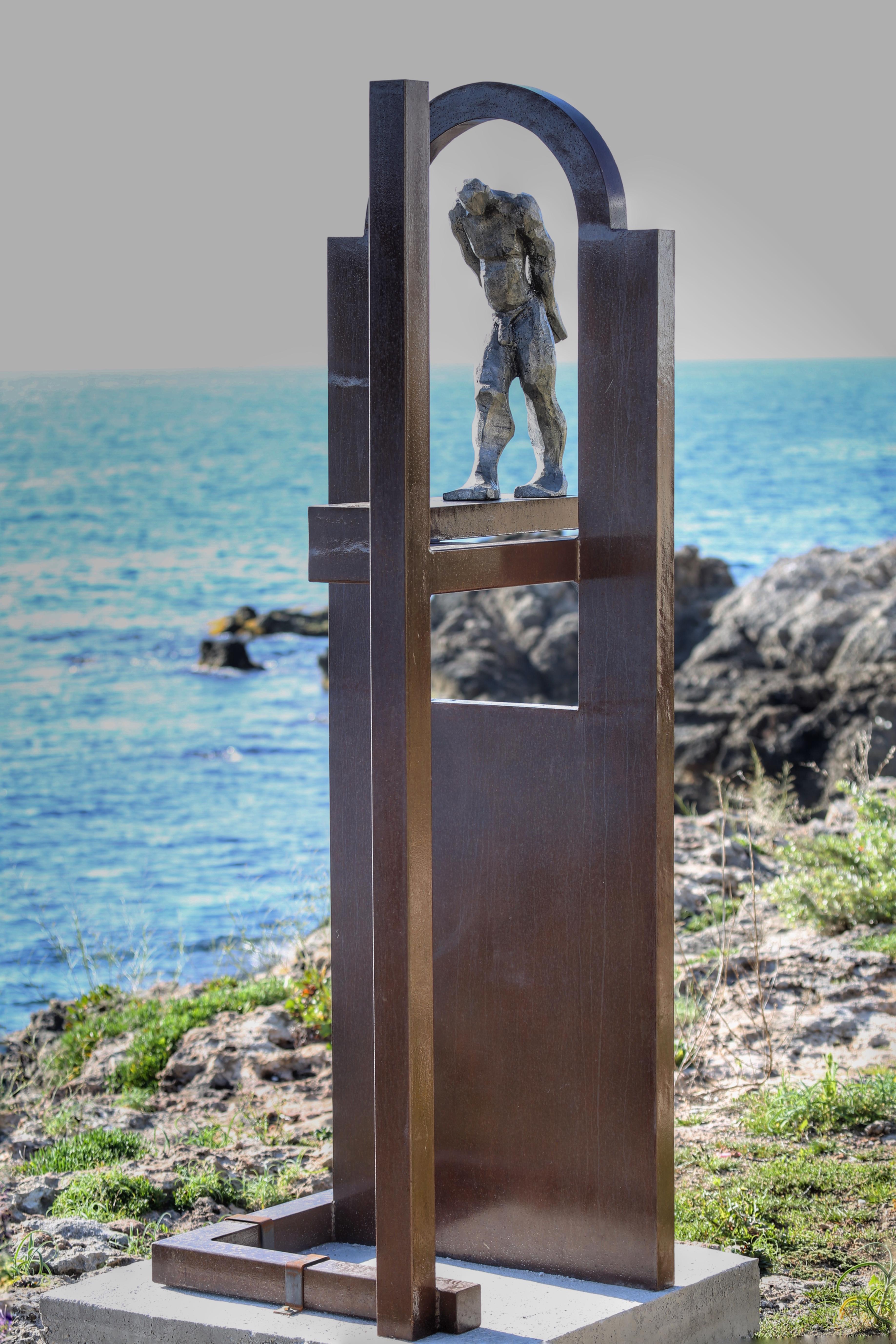 Moisés Gil Figurative Sculpture – Große abstrakte Herren-Skulptur für den Außenbereich, braunes, rostfarbenes Metall und Silber-Aluminium 
