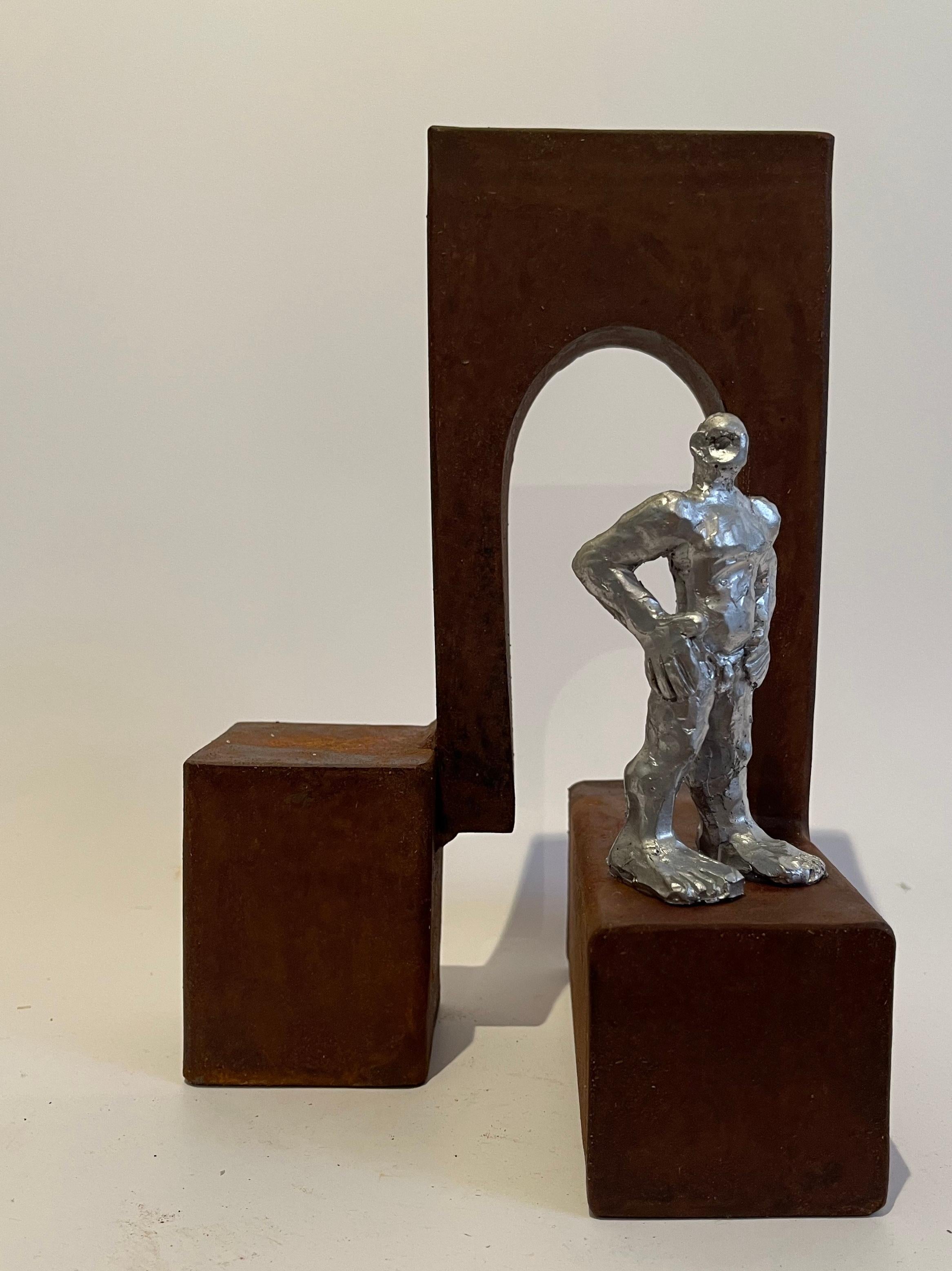 Sculpture abstraite pour hommes en métal rouillé marron et résine argentée  en vente 1