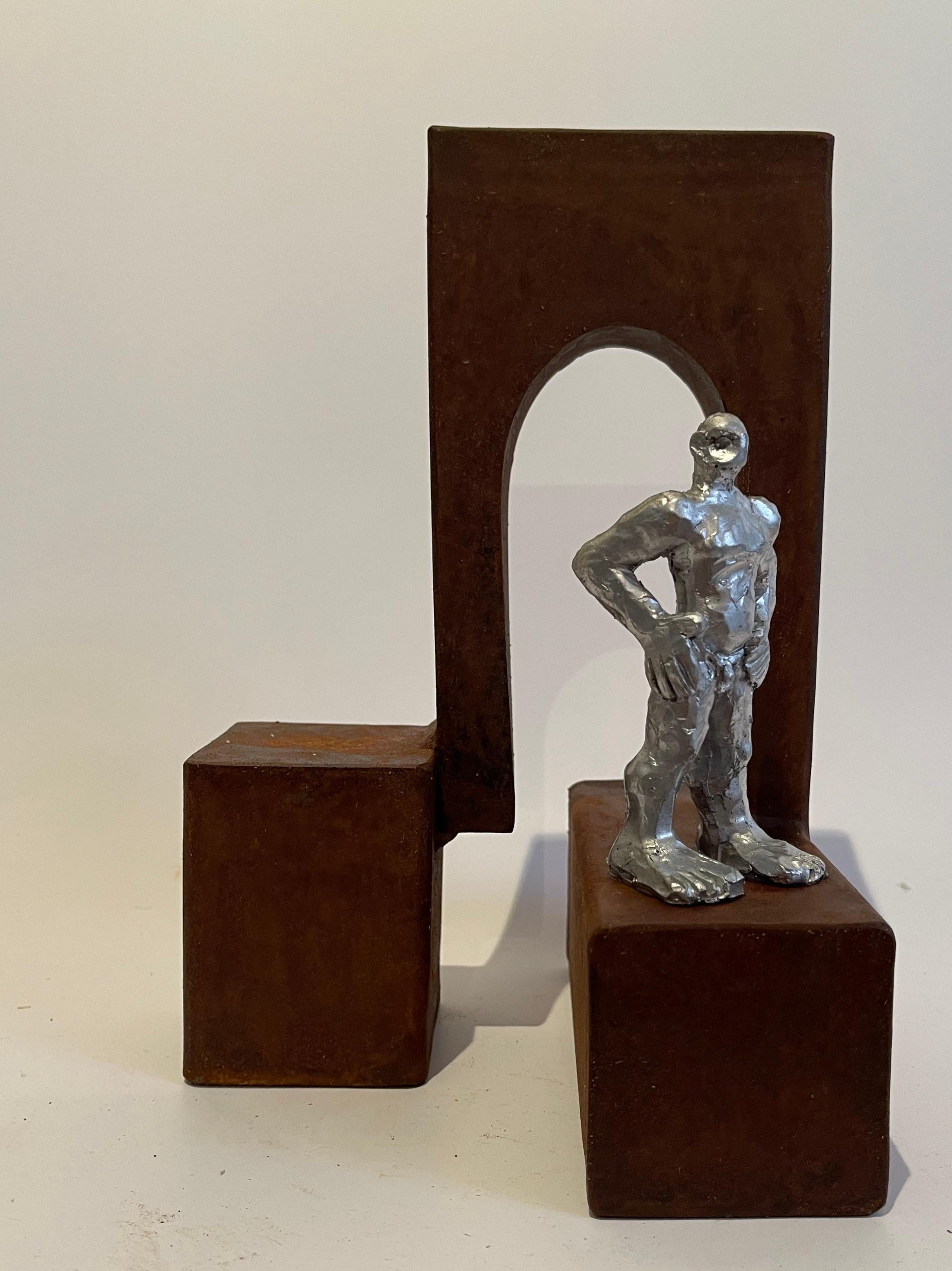 Escultura abstracta de hombre Metal marrón oxidado Resina plateada - Figurative Sculpture Gris de Moisés Gil