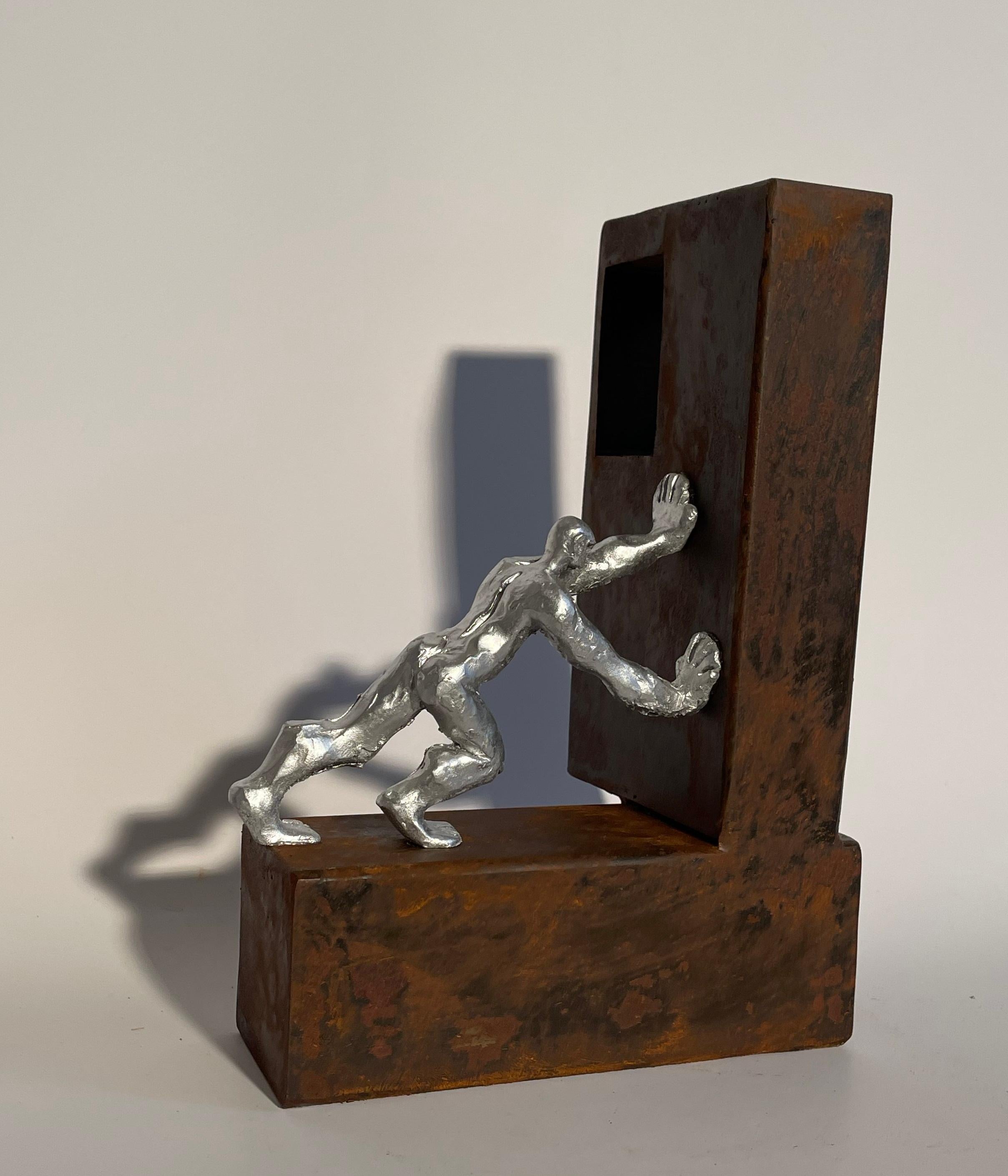 Abstrakte Herren-Skulptur aus braunem, rostfarbenem Metall und Silberharz  im Angebot 1