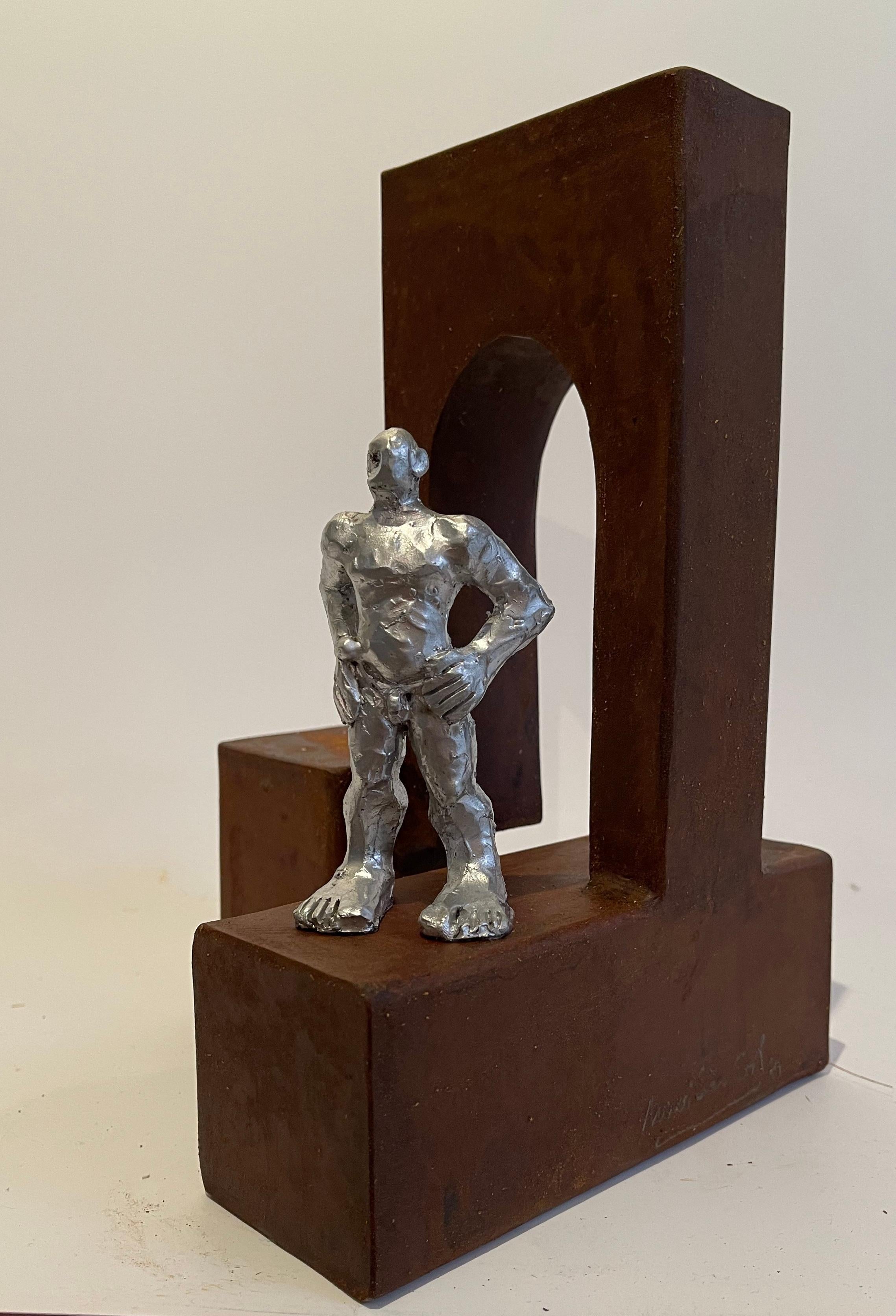 Sculpture abstraite pour hommes en métal rouillé marron et résine argentée  en vente 3