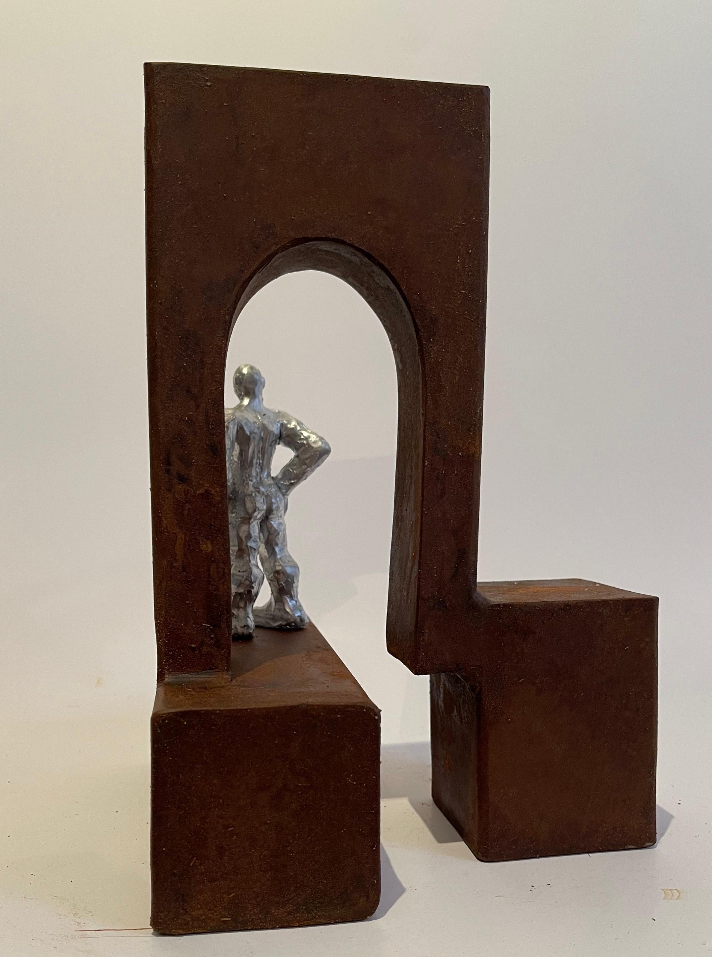 Escultura abstracta de hombre Metal marrón oxidado Resina plateada en venta 3