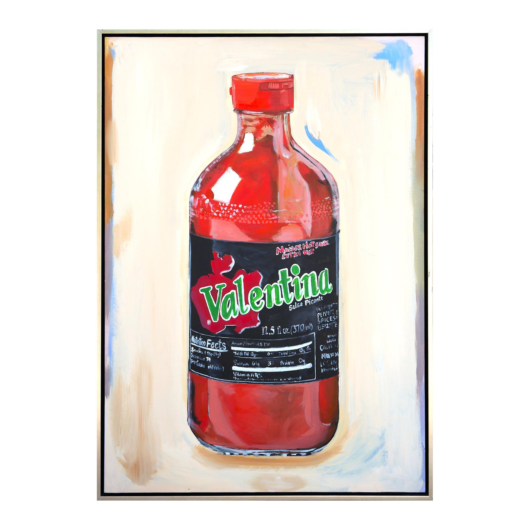 Realistisches Stillleben einer Flasche mit heißer Sauce des zeitgenössischen Künstlers Moisés Villafuerte aus Houston. Das Werk zeigt eine detaillierte Darstellung einer Valentina Hot Sauce Flasche vor einem hellbraunen Hintergrund. Derzeit in einem
