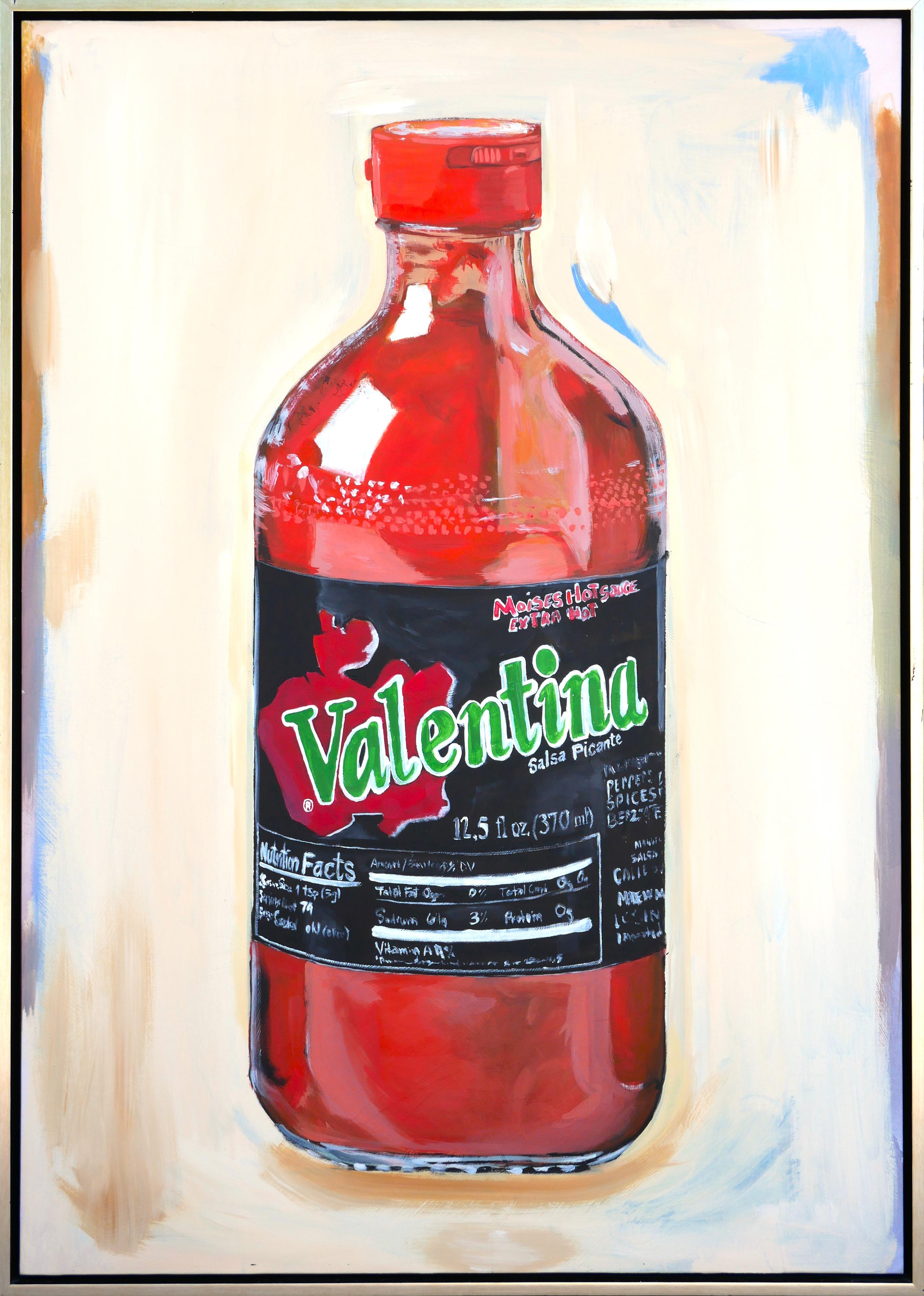 Moisés Villafuerte Still-Life Painting – Contemporary Realist Red Toned Still Life Painting von Valentina Hot Sauce Flasche