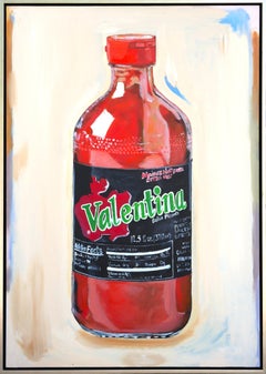 Nature morte réaliste contemporaine en tons rouges représentant une bouteille de sauce piquante de Valentina