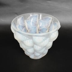 Un vase en verre opalescent "Moissac" de Ren Lalique