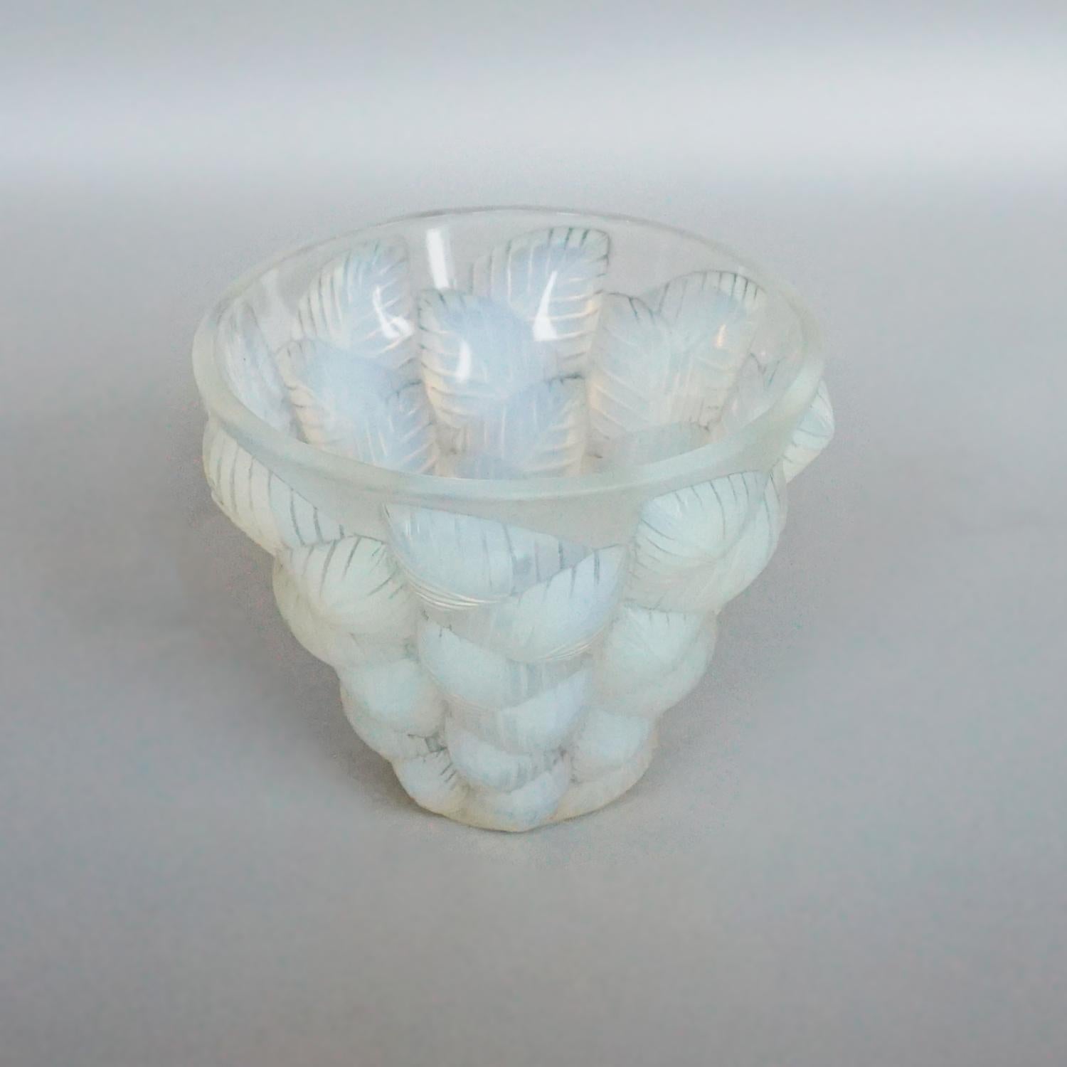 'Moissac' an Opalescent Glass Vase by René Lalique In Excellent Condition In Forest Row, East Sussex