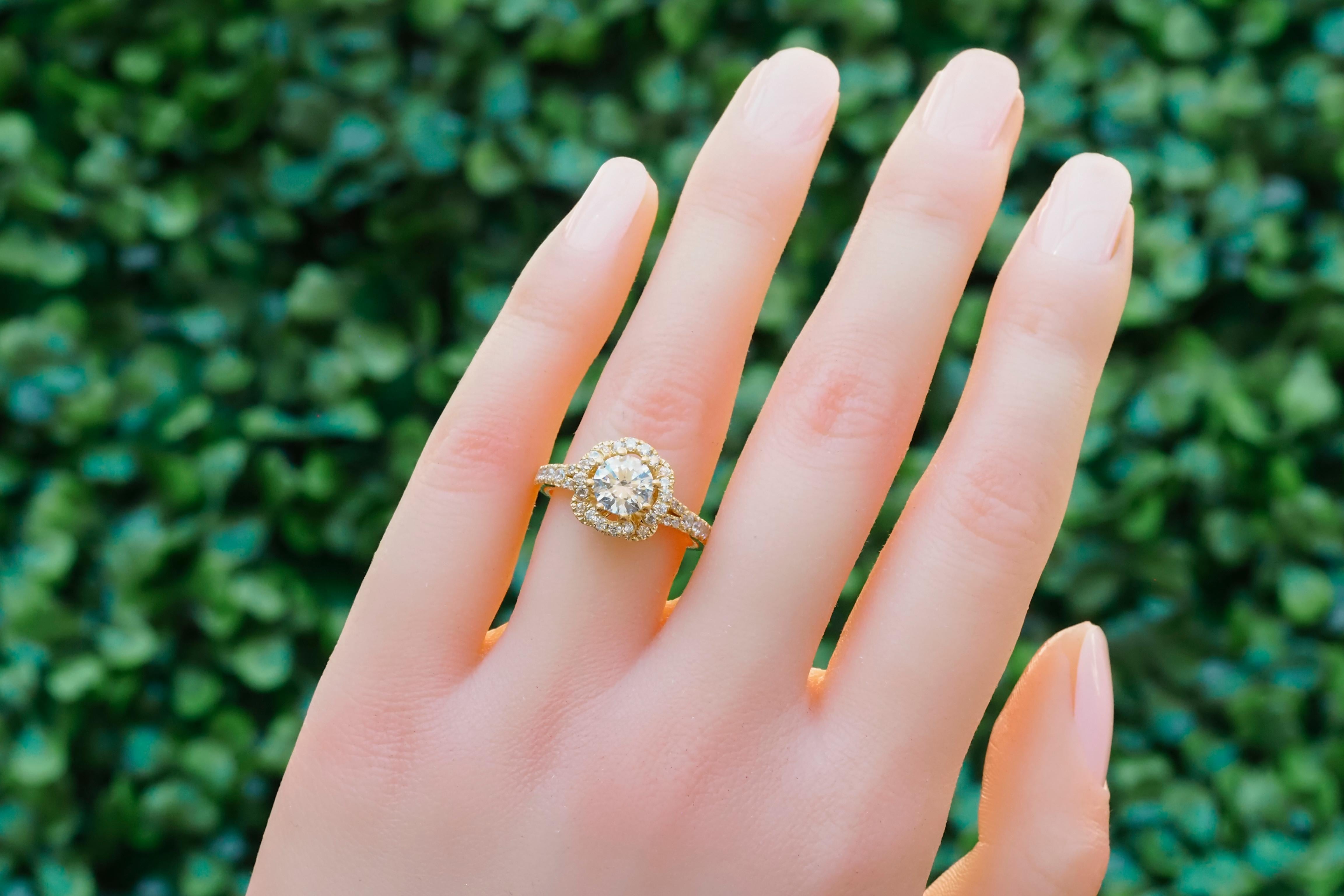 Moissanite 14k gold engagement ring. Round diamond cut moissanite gold ring. Flower gold ring. Alternative engagement moissanite ring. 1 ct moissanite ring.

ITEM DETAILS
Material: 14K Gold (Solid Gold)
Approx: 2.50 gr depends from size
Set: with