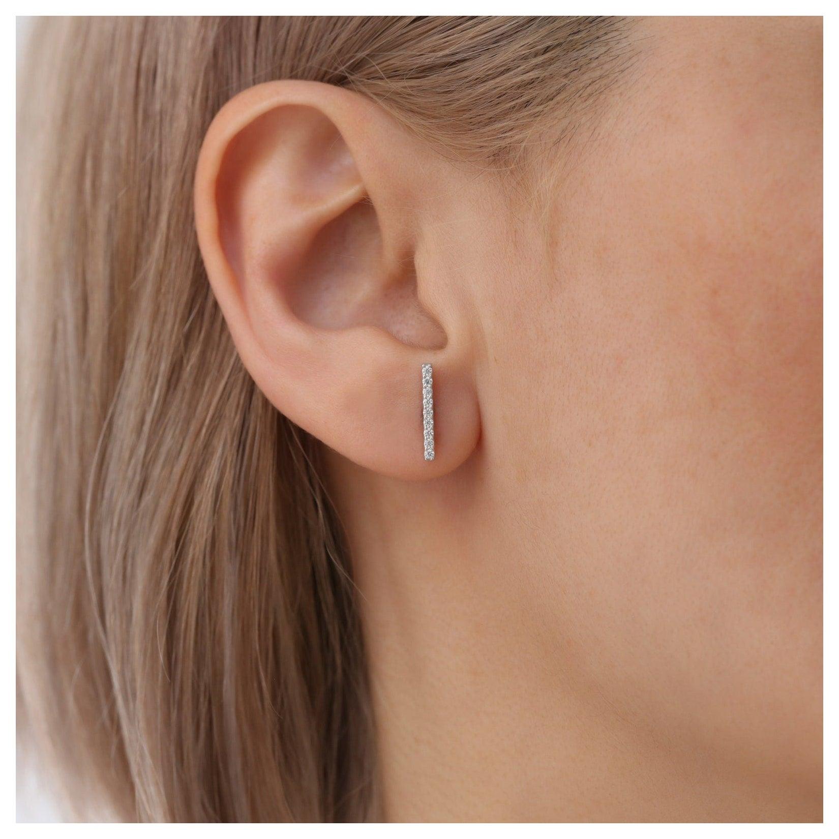 Orecchini a perno in moissanite in oro bianco 14k Orecchini a perno in moissanite da donna