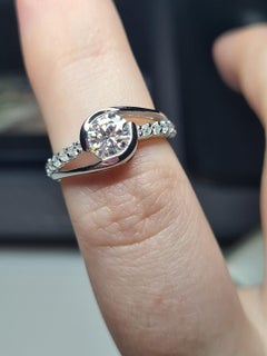 Anello di fidanzamento bypass con moissanite in argento 925 da donna.
