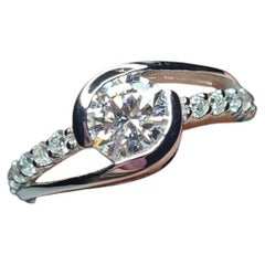 Anello di fidanzamento bypass con moissanite in argento 925 da donna.